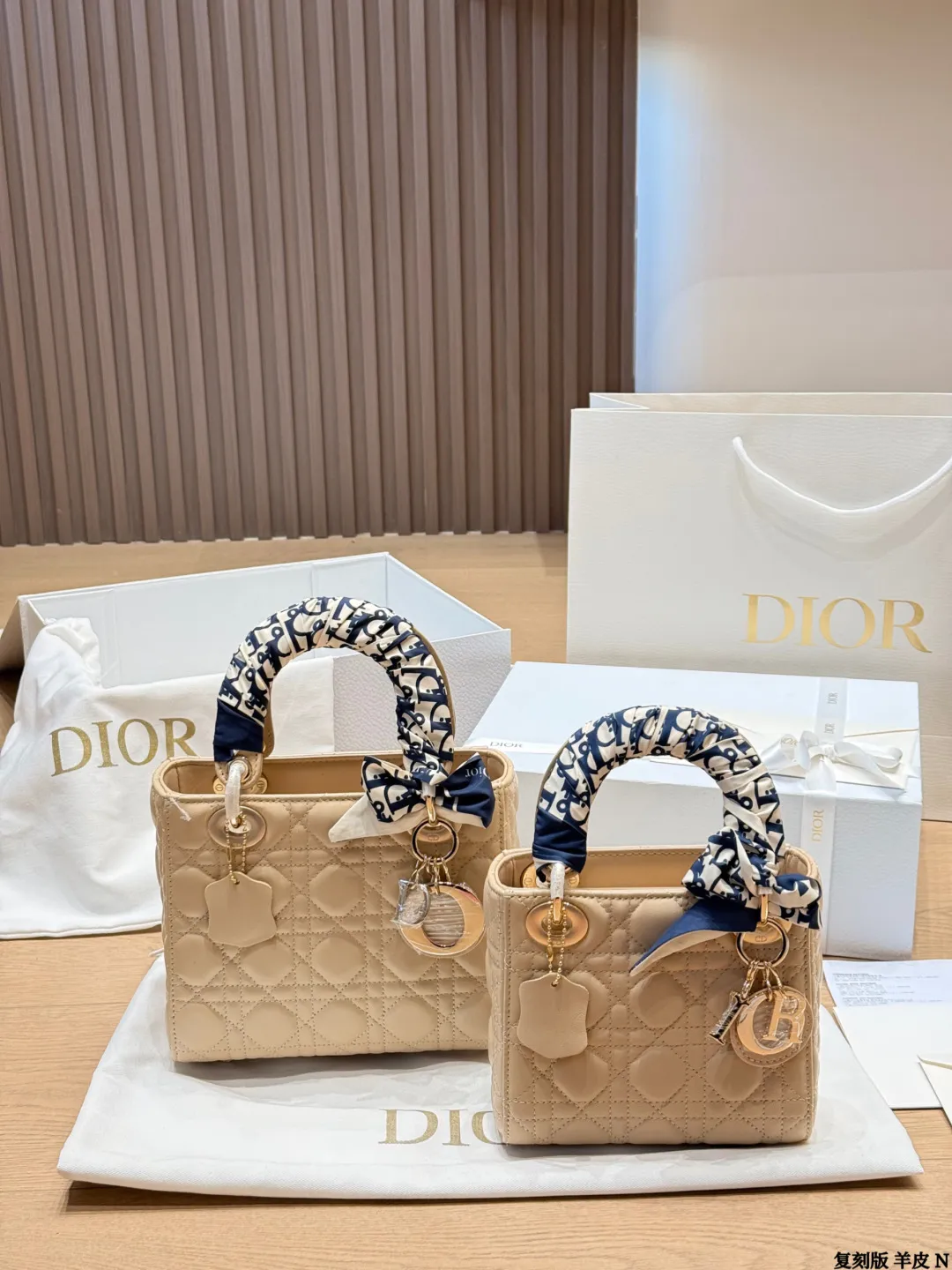 复刻版 羊皮 p250/p240 Dior Lady戴妃包四格羊皮​​ Dior经典Lady戴妃包，四格白金羊皮款，手感超柔软，搭配黑色手柄和金属&ldquo;CD&rdquo;吊饰，优雅又高级✨。菱格纹缝线+可拆卸蝴蝶结，手提、斜挎、单肩都OK，日常通勤或正式场合都能轻松驾驭。20cm容量刚好，实用又时髦，是Dior标志性单品，时尚圈超受欢迎，收藏价值满分 尺寸 20 17cm 17 15cm