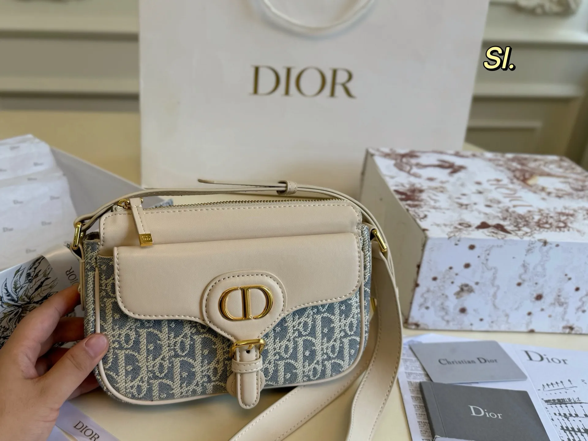 P195(折叠盒) size:21×14 DIOR迪奥新款D-journey波比拉链相机包❤️ 仙气飘飘的新款 一眼飘到谁心里 包体满印刺绣字母 辨识度超高 容量满足日常,肩带🉑️调节~ 上身舒适,出差旅游必备‼️