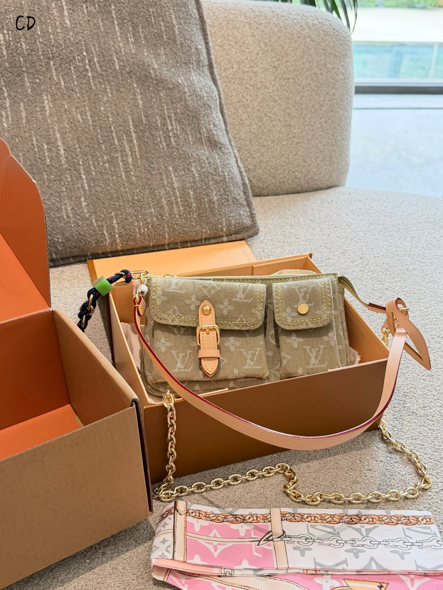 p175 LV丹宁CARGO手袋​​ 👜LV丹宁CARGO手袋是2026丹宁系列新品，采用柔软牛仔布+经典Monogram老花，搭配天然牛皮饰边和金属扣件，复古又实用✨。正面双口袋设计，收纳力满分，肩带可调节，支持斜挎/单肩背，通勤休闲都OK！丹宁材质轻便耐用，容量大，日常出门超方便，是本季超火的热门单品🔥。