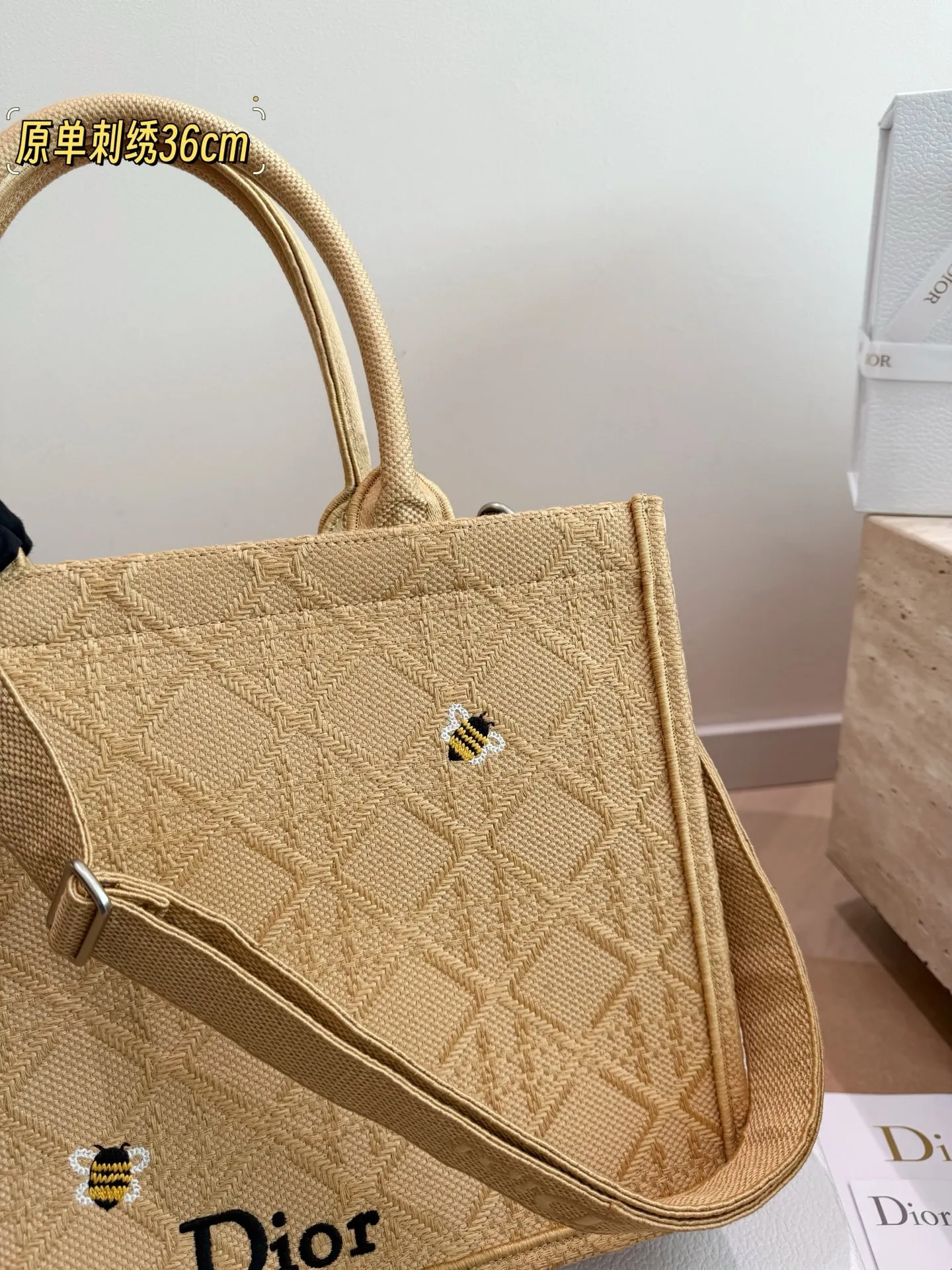 原单刺绣P260 P245 P215 Dior 提花 托特包 配内胆 Dior book tote今年最喜欢的一款购物袋 tote我用的次数最多的包，因为容量超级大，不管什么东西都向里面放，当然凹造型也是必须有的，这款Dior老花是我最喜欢的颜色，柜台出了很多颜色及花型，最后挑了这个颜色 小号的精致有型 配折叠礼盒 尺寸42cm 36cm 26cm
