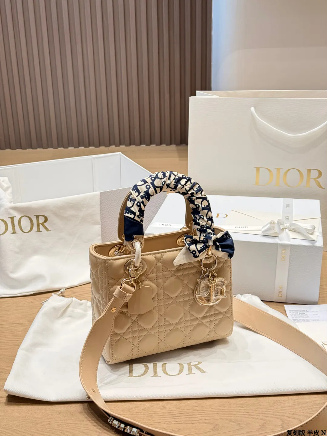 复刻版 羊皮 p250/p240 Dior Lady戴妃包四格羊皮​​ Dior经典Lady戴妃包，四格白金羊皮款，手感超柔软，搭配黑色手柄和金属&ldquo;CD&rdquo;吊饰，优雅又高级✨。菱格纹缝线+可拆卸蝴蝶结，手提、斜挎、单肩都OK，日常通勤或正式场合都能轻松驾驭。20cm容量刚好，实用又时髦，是Dior标志性单品，时尚圈超受欢迎，收藏价值满分 尺寸 20 17cm 17 15cm