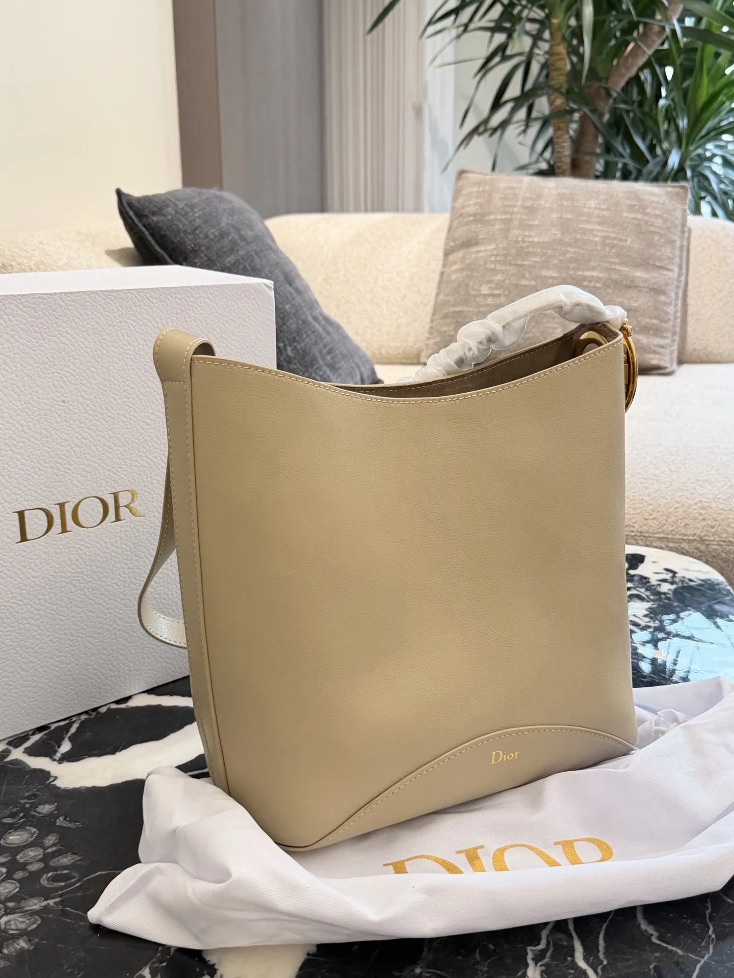p250 Dior Diorbook手袋​​ 👜Dior Diorbook手袋采用优质小牛皮，触感细腻耐用，浅米色搭配白色褶皱肩带，简约优雅✨。弧形包身线条流畅，正面&ldquo;Dior&rdquo;标志低调精致。肩带可调节，支持手提或斜挎，日常通勤、休闲出行都很百搭。内部空间宽敞，手机、钱包、化妆品轻松收纳，实用又时髦，是Dior经典系列热门款！25&times;30