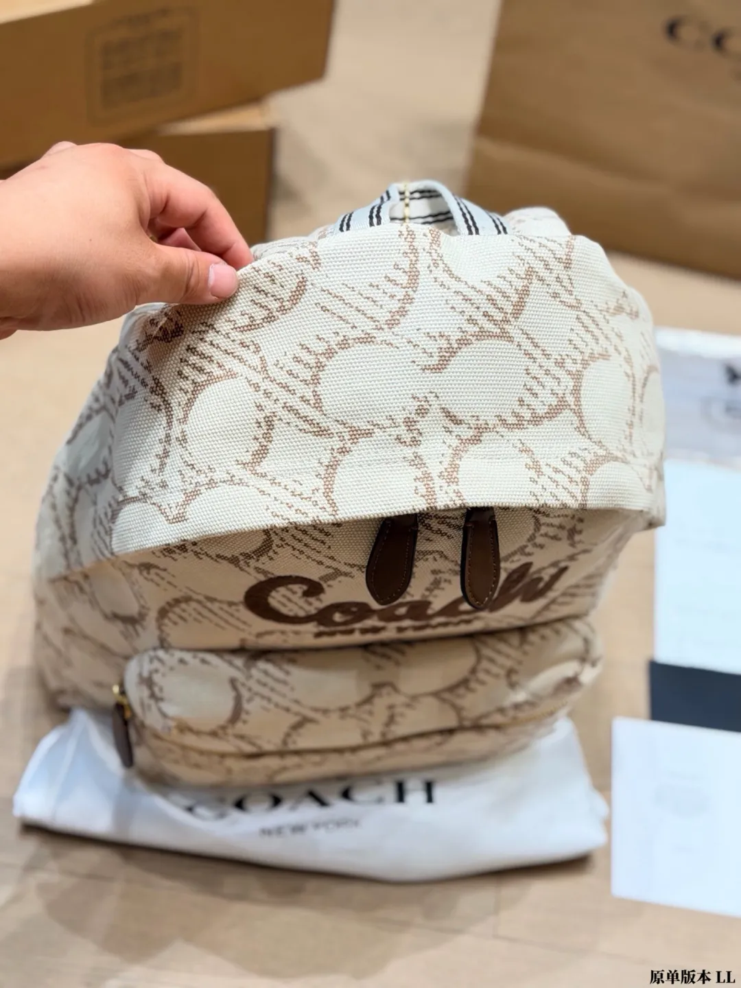 原单版本 p205 Coach丹宁牛仔双肩包 🖤Coach这款丹宁牛仔双肩包,黑色帆布+金色刺绣Logo,简约又有辨识度✨。能装下13-14寸笔记本,通勤、学生党、短途旅行都超实用!肩带可调节,背起来很舒服,男女都能背,轻便耐用,性价比高,日常出街必备! 尺寸 38 30cm
