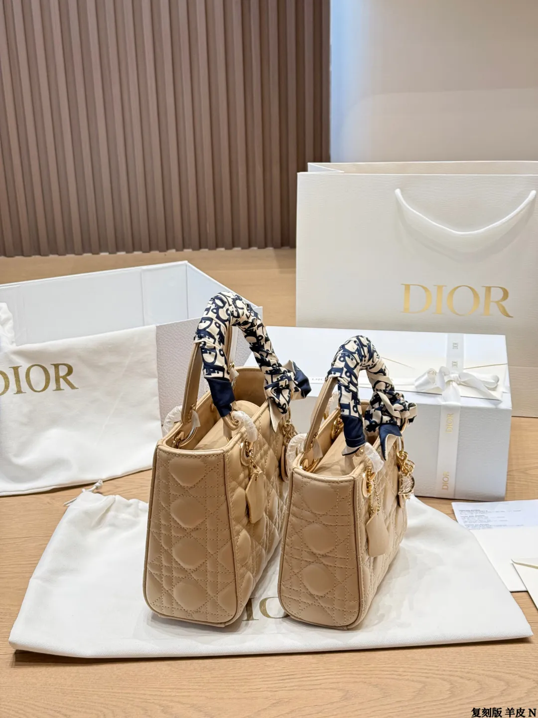 复刻版 羊皮 p250/p240 Dior Lady戴妃包四格羊皮 Dior经典Lady戴妃包,四格白金羊皮款,手感超柔软,搭配黑色手柄和金属“CD”吊饰,优雅又高级✨。菱格纹缝线+可拆卸蝴蝶结,手提、斜挎、单肩都OK,日常通勤或正式场合都能轻松驾驭。20cm容量刚好,实用又时髦,是Dior标志性单品,时尚圈超受欢迎,收藏价值满分 尺寸 20 17cm 17 15cm