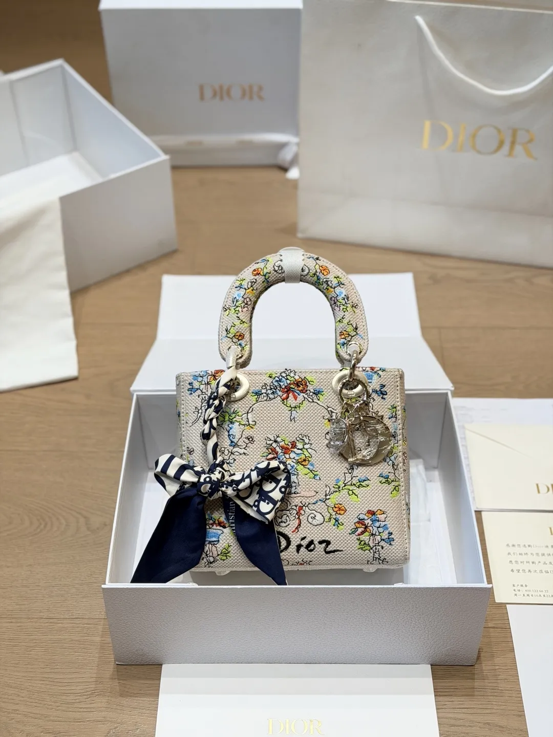 复刻版 原版布 p285(小号) Dior Lady D-Lite刺绣包 刺绣戴妃配斜挎带 D家最具有代表性的包包,拥有众多的粉丝~D家 lady D-Lite~诞生于20世纪90年代初,与戴安娜王妃有一段特殊的传奇,所以又被称为戴妃包最新款藤格纹刺绣戴妃包~精致度不止提升了一个档次开箱的仪式感~先来欣赏下视频~精致的如同艺术品这款包主打手工,每一个地方都是纯手工完成刺绣包边尤其是手柄处,感受到了吗 这款包特点全部立体感刺绣刺刺绣针数10万针以上,包包材质是意大利进口防水环保帆布 包包配有一款现在最流行的粗肩带,时尚感爆棚,休闲味道更浓郁~超百搭~容量很@,搭配翻盖设计,安全感十足 质感高级,配个大衣啥的太适合了,要有 包尺寸 20cm