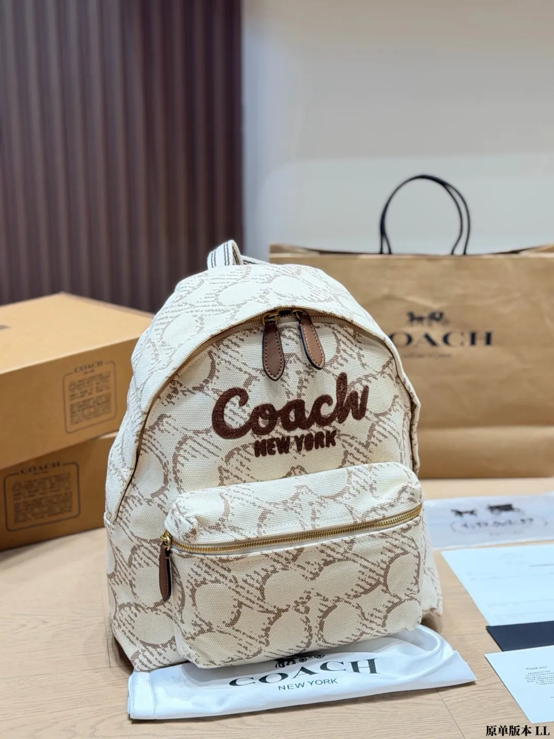 原单版本 p205 Coach丹宁牛仔双肩包​​ 🖤Coach这款丹宁牛仔双肩包，黑色帆布+金色刺绣Logo，简约又有辨识度✨。能装下13-14寸笔记本，通勤、学生党、短途旅行都超实用！肩带可调节，背起来很舒服，男女都能背，轻便耐用，性价比高，日常出街必备！ 尺寸 38 30cm