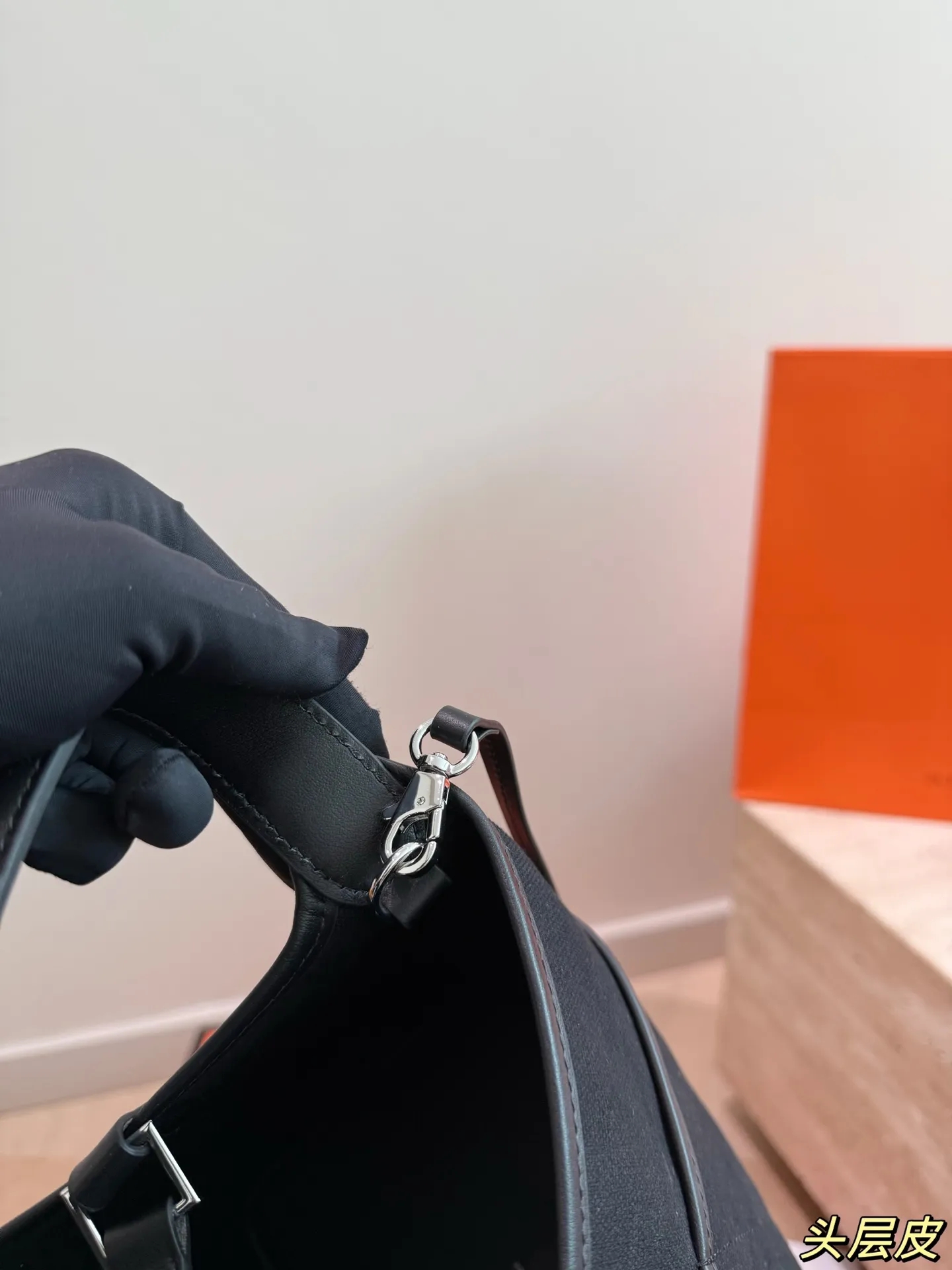 P270 配礼盒 爱马仕Cargo菜篮子包​​ 👜这款爱马仕Cargo Picotin Lock 18手袋，采用帆布拼接皮革，轻盈又硬挺，日常通勤或休闲都超适合！18cm容量刚刚好，附带小口袋超实用，银色锁扣+简约线条，军装风满满，帅气又百搭✨。芝麻色超经典，四季都能搭，帆布材质耐用不易变形，是爱马仕热门款，时髦精们都爱不释手！