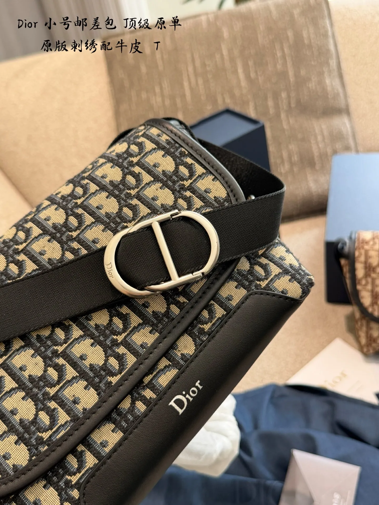 Dior斜挎包​​p210 顶级原单 🖤Dior斜挎包，经典Oblique老花图案，品牌辨识度超高！优质皮革+金属Logo，细节满分✨。尺寸适中，通勤休闲都能轻松驾驭，肩带可调节，单肩斜挎随心切换。内部空间合理，日常物品轻松收纳，实用又时髦，是Dior经典系列热门单品，时尚爱好者必入！20cm