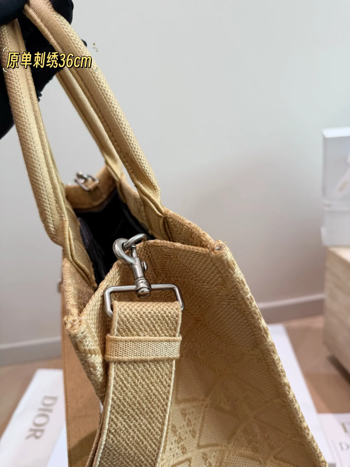 原单刺绣P260 P245 P215 Dior 提花 托特包 配内胆 Dior book tote今年最喜欢的一款购物袋 tote我用的次数最多的包,因为容量超级大,不管什么东西都向里面放,当然凹造型也是必须有的,这款Dior老花是我最喜欢的颜色,柜台出了很多颜色及花型,最后挑了这个颜色 小号的精致有型 配折叠礼盒 尺寸42cm 36cm 26cm