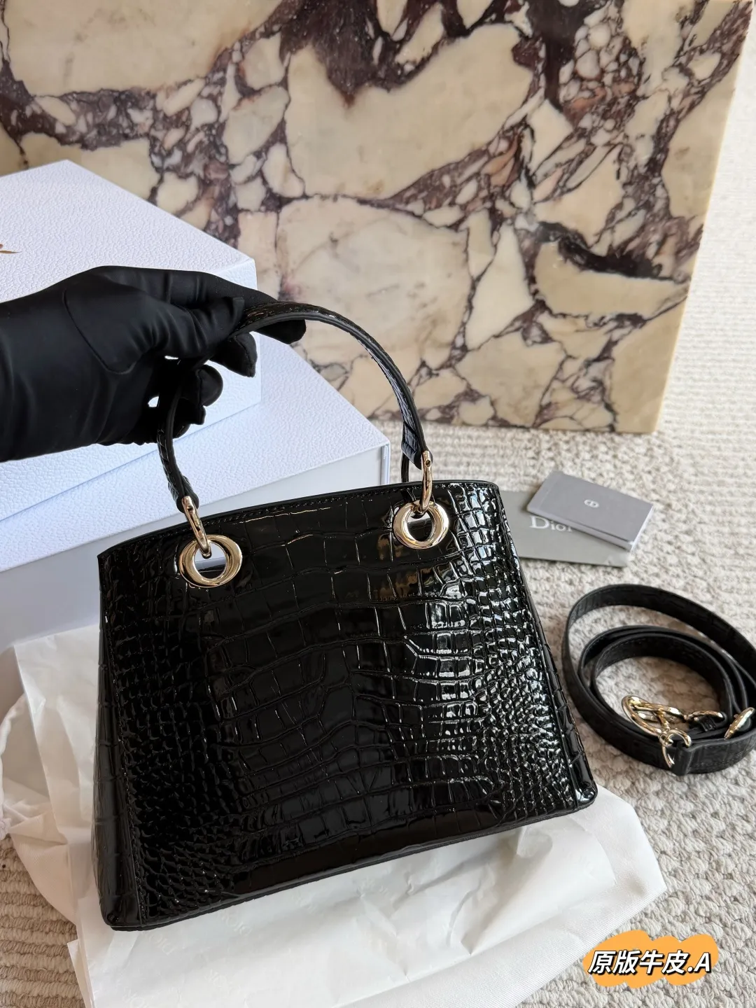 p275 Dior 2026春夏蝴蝶结手提包 原版牛皮 Dior 2026春夏蝴蝶结手提包由Jonathan Anderson设计,灵感来自品牌典藏元素。黑色皮革材质,正面立体蝴蝶结+金属扣,优雅又有辨识度+。手柄融入“Dior”字母,细节满分!尺寸适中,手提or肩背都OK,通勤、正式场合都能轻松驾驭。建筑感廓形+现代美学,时尚实用兼备,是本季超亮眼单品!,25cm配盒子