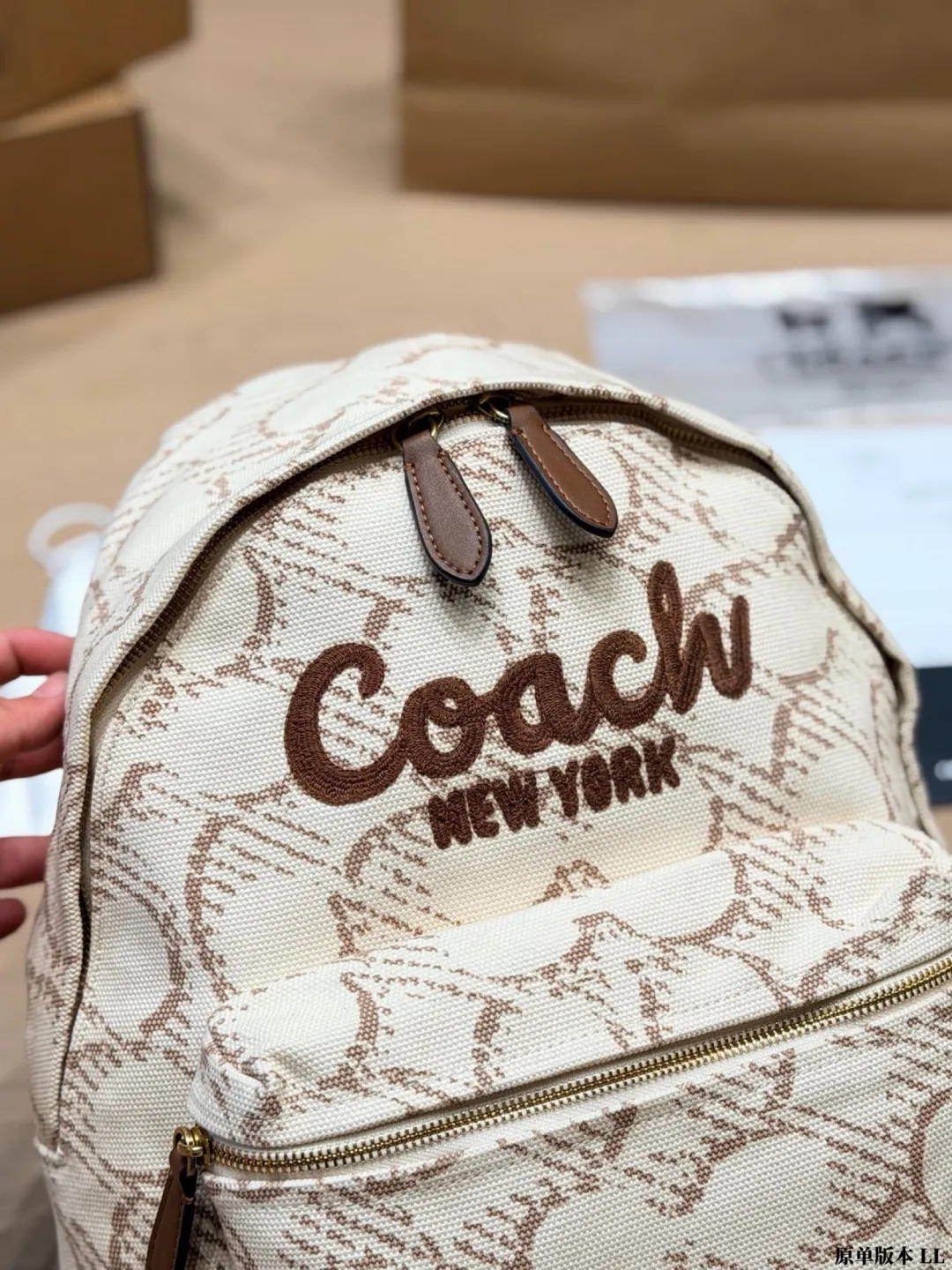 原单版本 p205 Coach丹宁牛仔双肩包 🖤Coach这款丹宁牛仔双肩包,黑色帆布+金色刺绣Logo,简约又有辨识度✨。能装下13-14寸笔记本,通勤、学生党、短途旅行都超实用!肩带可调节,背起来很舒服,男女都能背,轻便耐用,性价比高,日常出街必备! 尺寸 38 30cm