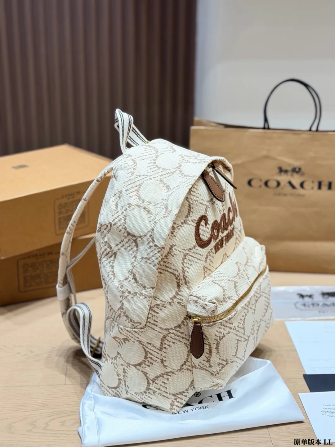 原单版本 p205 Coach丹宁牛仔双肩包​​ 🖤Coach这款丹宁牛仔双肩包，黑色帆布+金色刺绣Logo，简约又有辨识度✨。能装下13-14寸笔记本，通勤、学生党、短途旅行都超实用！肩带可调节，背起来很舒服，男女都能背，轻便耐用，性价比高，日常出街必备！ 尺寸 38 30cm