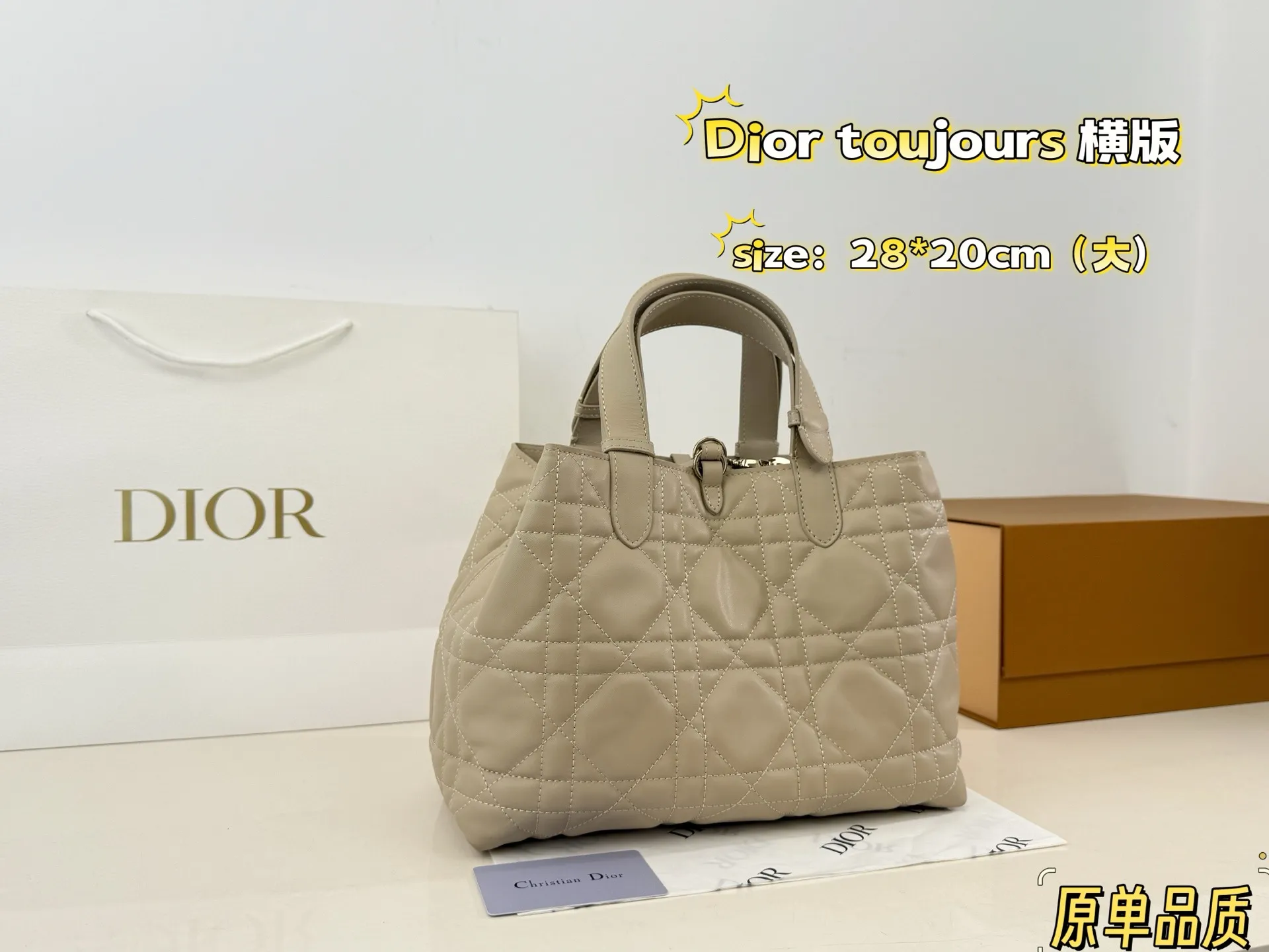 (折叠盒⚠️)纯皮p300 Dior toujours我愿称之为本季神作 Dior新款toujours这款包包真的有太多抓住我的点了巴首先它的包身非常的轻3 四其次它是选用非常柔软的牛皮拎着的舒适度也很好 s内里也是细节拉满容量也很大首 不仅如此还附带一个小钱袋关键是价格是真的香国四很符合年轻热向往自由说走就走的态度 尺寸大号 28 20
