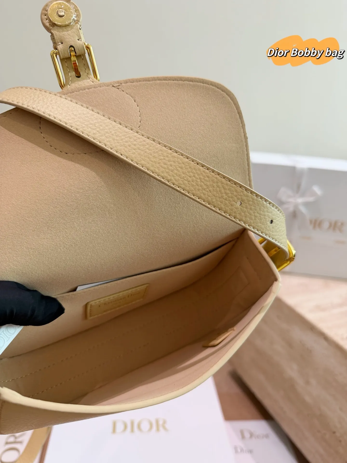 P205 配礼盒 Dior Bobby 新款马鞍包 现在预定爆了，baby同款 最新面料颜色，五金复古感，不易磨损 带有OBLIQUE印花和金属CD LOGO的款式！ 这两个元素俨然已经成为新一代DIOR包包爆款的重要标志！ 尺寸:20.13cm