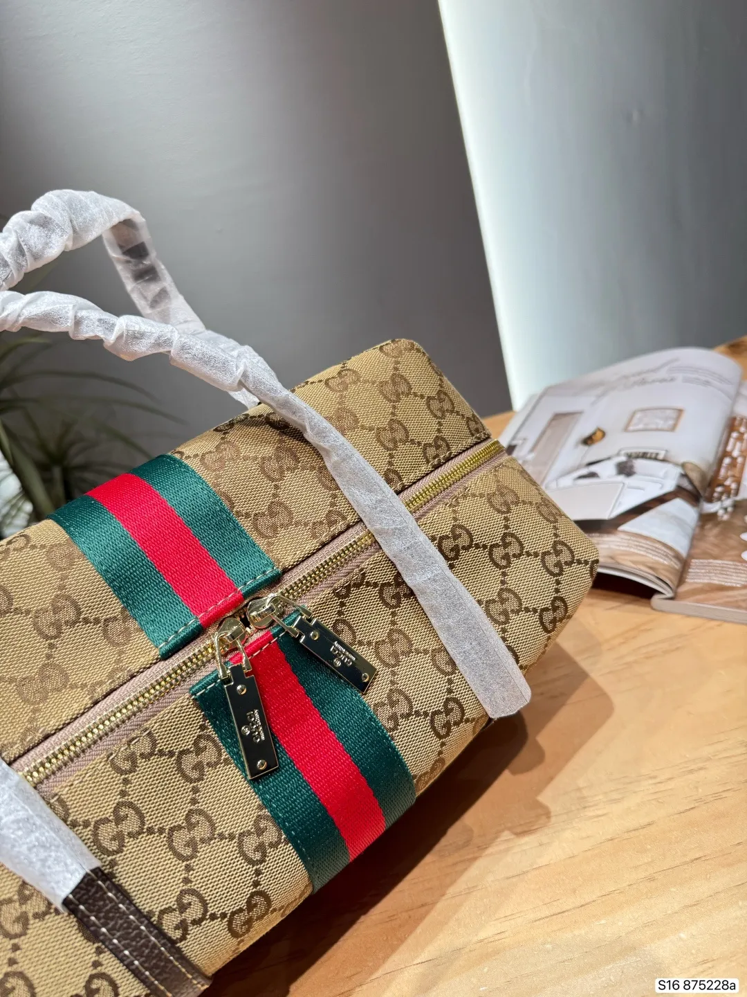 P130酷奇 Gucci Ophidia系列波士顿包​​ 👜Gucci Ophidia波士顿包，经典米色乌木GG Supreme帆布+红绿织带，复古又时髦✨。包型软挺，容量适中，通勤出街都OK！内部空间合理，日常小物轻松收纳，实用又百搭，是Gucci标志性设计，怎么搭都好看！ 尺寸29 15 货号875228