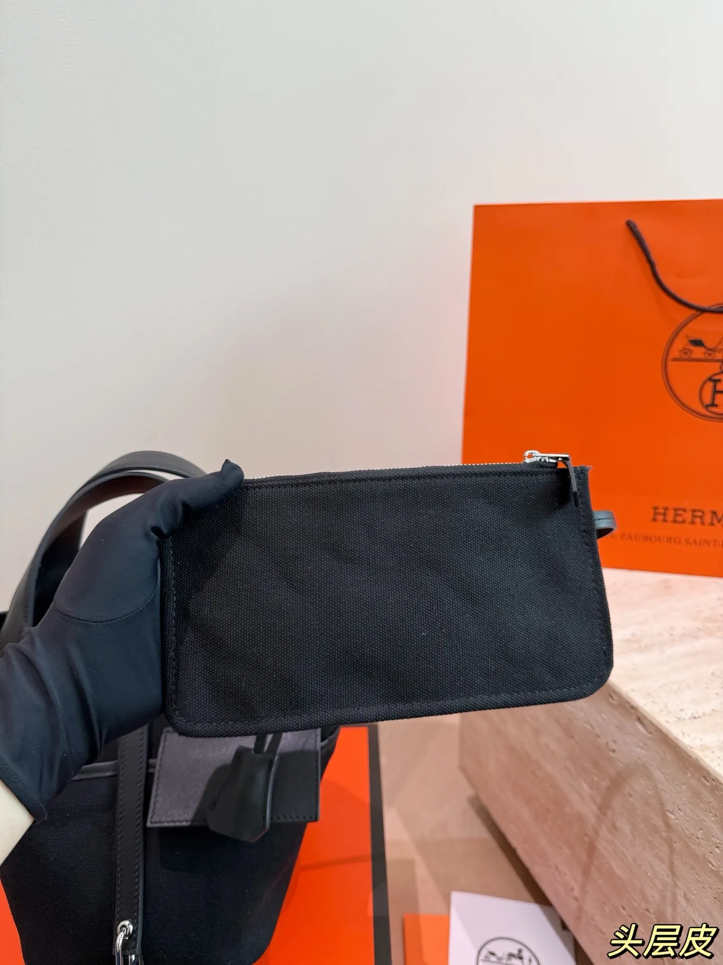 P270 配礼盒 爱马仕Cargo菜篮子包​​ 👜这款爱马仕Cargo Picotin Lock 18手袋，采用帆布拼接皮革，轻盈又硬挺，日常通勤或休闲都超适合！18cm容量刚刚好，附带小口袋超实用，银色锁扣+简约线条，军装风满满，帅气又百搭✨。芝麻色超经典，四季都能搭，帆布材质耐用不易变形，是爱马仕热门款，时髦精们都爱不释手！