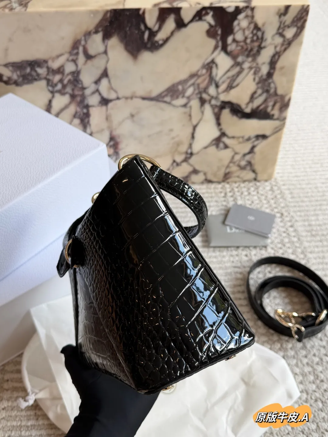 p275 Dior 2026春夏蝴蝶结手提包 原版牛皮 Dior 2026春夏蝴蝶结手提包由Jonathan Anderson设计,灵感来自品牌典藏元素。黑色皮革材质,正面立体蝴蝶结+金属扣,优雅又有辨识度+。手柄融入“Dior”字母,细节满分!尺寸适中,手提or肩背都OK,通勤、正式场合都能轻松驾驭。建筑感廓形+现代美学,时尚实用兼备,是本季超亮眼单品!,25cm配盒子