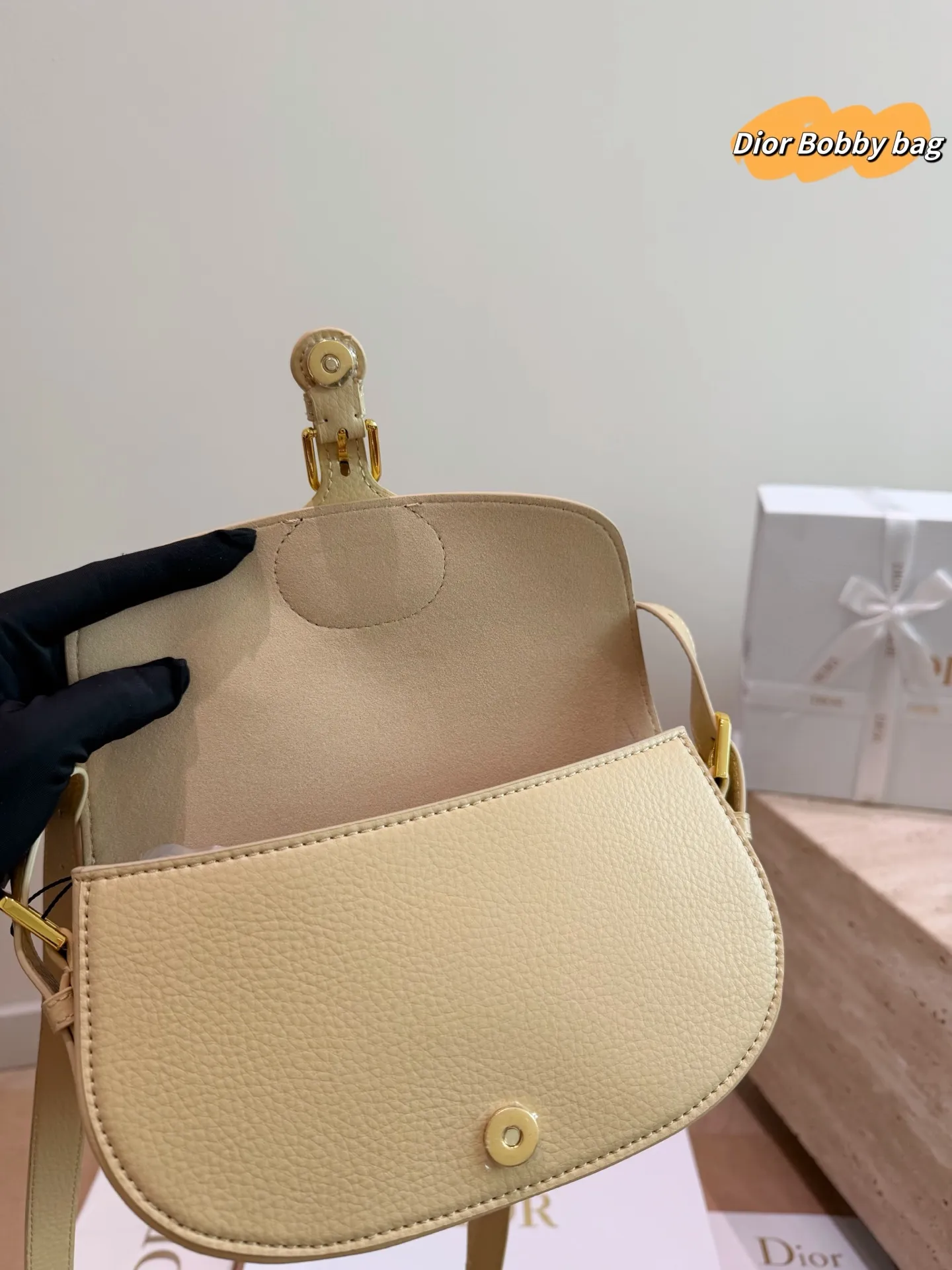 P205 配礼盒 Dior Bobby 新款马鞍包 现在预定爆了,baby同款 最新面料颜色,五金复古感,不易磨损 带有OBLIQUE印花和金属CD LOGO的款式! 这两个元素俨然已经成为新一代DIOR包包爆款的重要标志! 尺寸:20.13cm