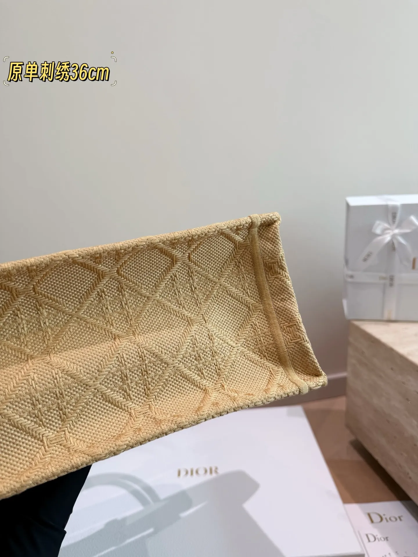 原单刺绣P260 P245 P215 Dior 提花 托特包 配内胆 Dior book tote今年最喜欢的一款购物袋 tote我用的次数最多的包，因为容量超级大，不管什么东西都向里面放，当然凹造型也是必须有的，这款Dior老花是我最喜欢的颜色，柜台出了很多颜色及花型，最后挑了这个颜色 小号的精致有型 配折叠礼盒 尺寸42cm 36cm 26cm
