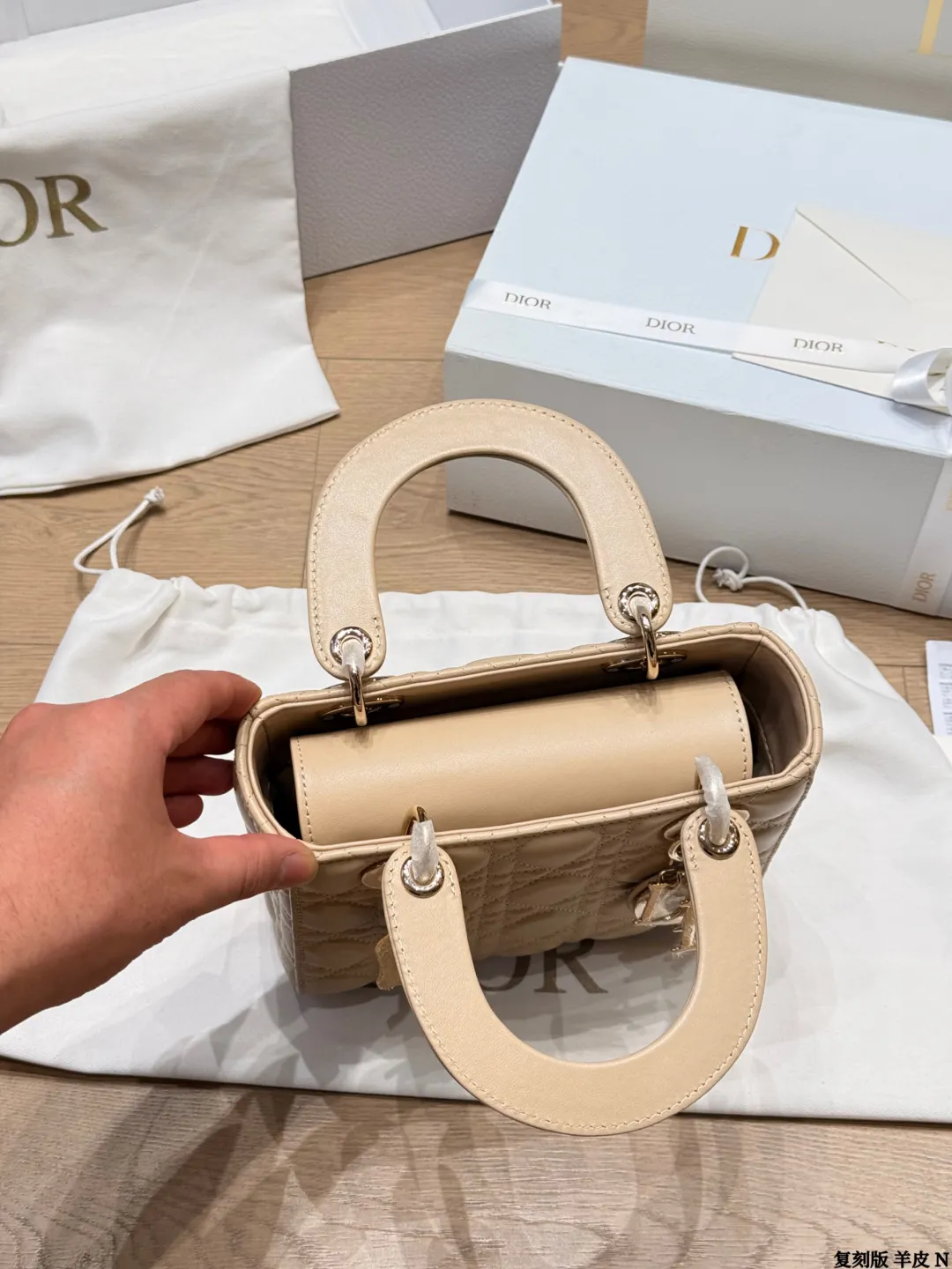 复刻版 羊皮 p250/p240 Dior Lady戴妃包四格羊皮 Dior经典Lady戴妃包,四格白金羊皮款,手感超柔软,搭配黑色手柄和金属“CD”吊饰,优雅又高级✨。菱格纹缝线+可拆卸蝴蝶结,手提、斜挎、单肩都OK,日常通勤或正式场合都能轻松驾驭。20cm容量刚好,实用又时髦,是Dior标志性单品,时尚圈超受欢迎,收藏价值满分 尺寸 20 17cm 17 15cm
