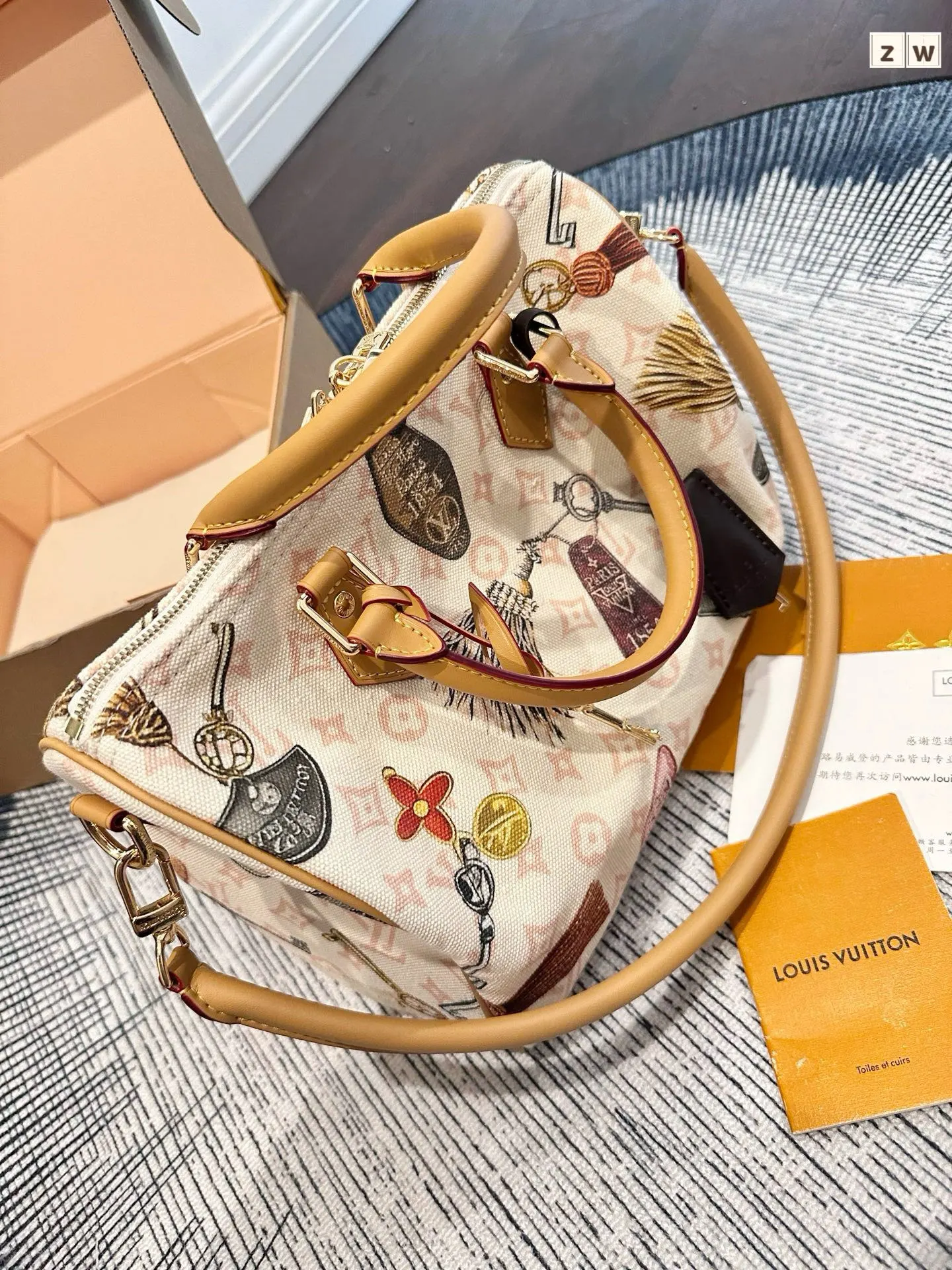 p170 官网双盒包装 Lv古董系列Keepall Bandouliere 30 旅行袋 超酷中LV Keepall老花旅行袋 LVKeepall 出差旅行最常用的一只包 这是超酷的一只包 可以做健身包，也可做旅行袋 容量超级感人非常的实用! 出差三四天背这只包，衣服和洗漱用品完全足够!最主要是凹造型最棒了~ 马上爱豆出街的赶脚 路易威登Louis Vuitton 9VintageMusevie 中古店I嘿 尺寸 30cm