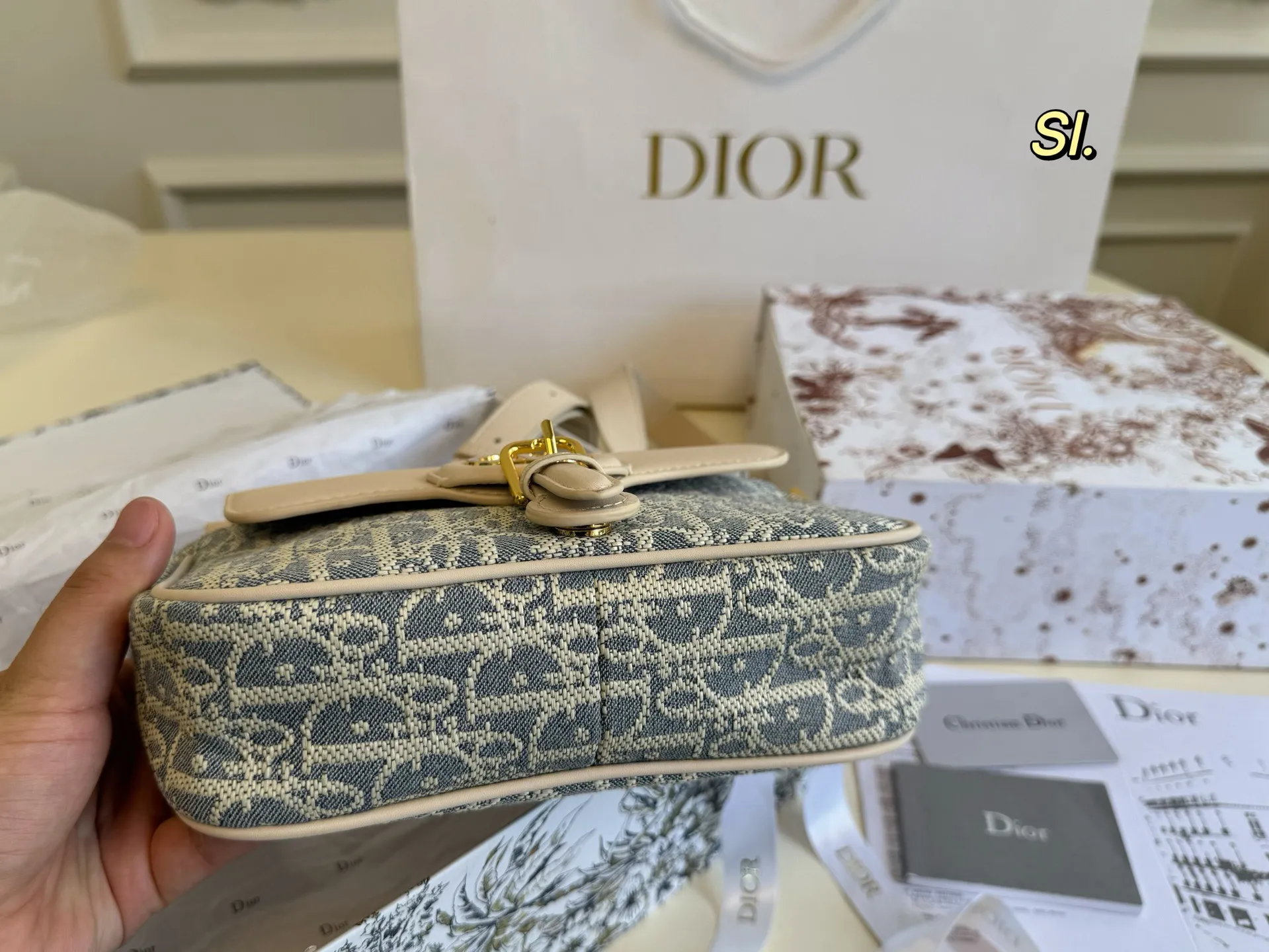 P195（折叠盒） size:21&times;14 DIOR迪奥新款D-journey波比拉链相机包❤️ 仙气飘飘的新款 一眼飘到谁心里 包体满印刺绣字母 辨识度超高 容量满足日常，肩带🉑️调节～ 上身舒适，出差旅游必备‼️
