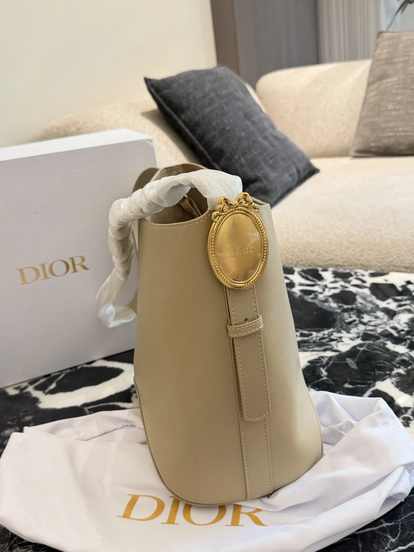 p250 Dior Diorbook手袋​​ 👜Dior Diorbook手袋采用优质小牛皮，触感细腻耐用，浅米色搭配白色褶皱肩带，简约优雅✨。弧形包身线条流畅，正面&ldquo;Dior&rdquo;标志低调精致。肩带可调节，支持手提或斜挎，日常通勤、休闲出行都很百搭。内部空间宽敞，手机、钱包、化妆品轻松收纳，实用又时髦，是Dior经典系列热门款！25&times;30