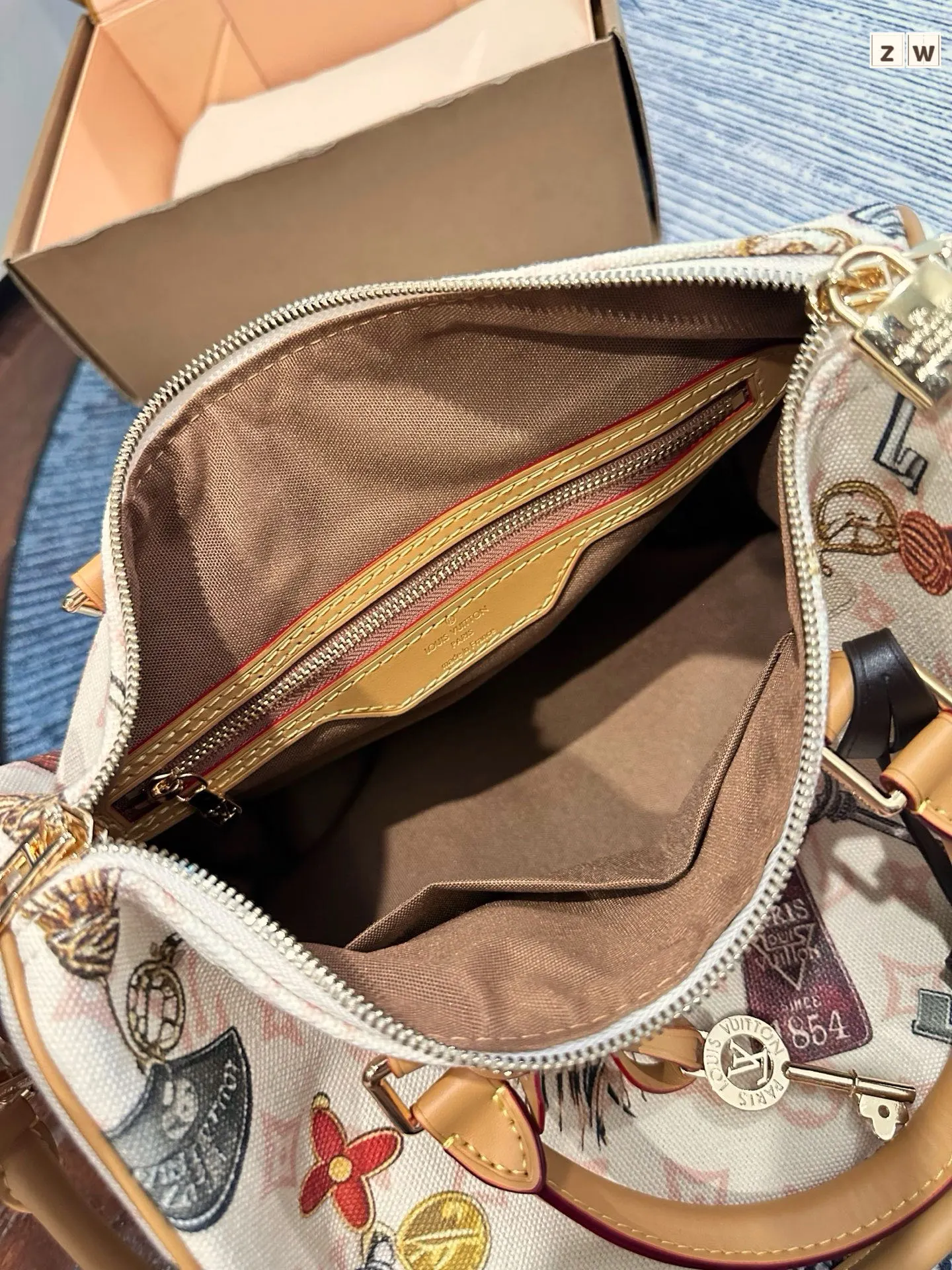 p170 官网双盒包装 Lv古董系列Keepall Bandouliere 30 旅行袋 超酷中LV Keepall老花旅行袋 LVKeepall 出差旅行最常用的一只包 这是超酷的一只包 可以做健身包,也可做旅行袋 容量超级感人非常的实用! 出差三四天背这只包,衣服和洗漱用品完全足够!最主要是凹造型最棒了~ 马上爱豆出街的赶脚 路易威登Louis Vuitton 9VintageMusevie 中古店I嘿 尺寸 30cm