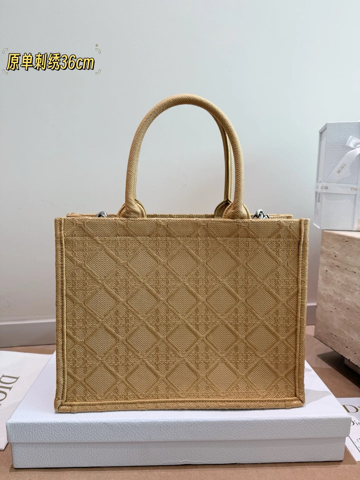 原单刺绣P260 P245 P215 Dior 提花 托特包 配内胆 Dior book tote今年最喜欢的一款购物袋 tote我用的次数最多的包,因为容量超级大,不管什么东西都向里面放,当然凹造型也是必须有的,这款Dior老花是我最喜欢的颜色,柜台出了很多颜色及花型,最后挑了这个颜色 小号的精致有型 配折叠礼盒 尺寸42cm 36cm 26cm