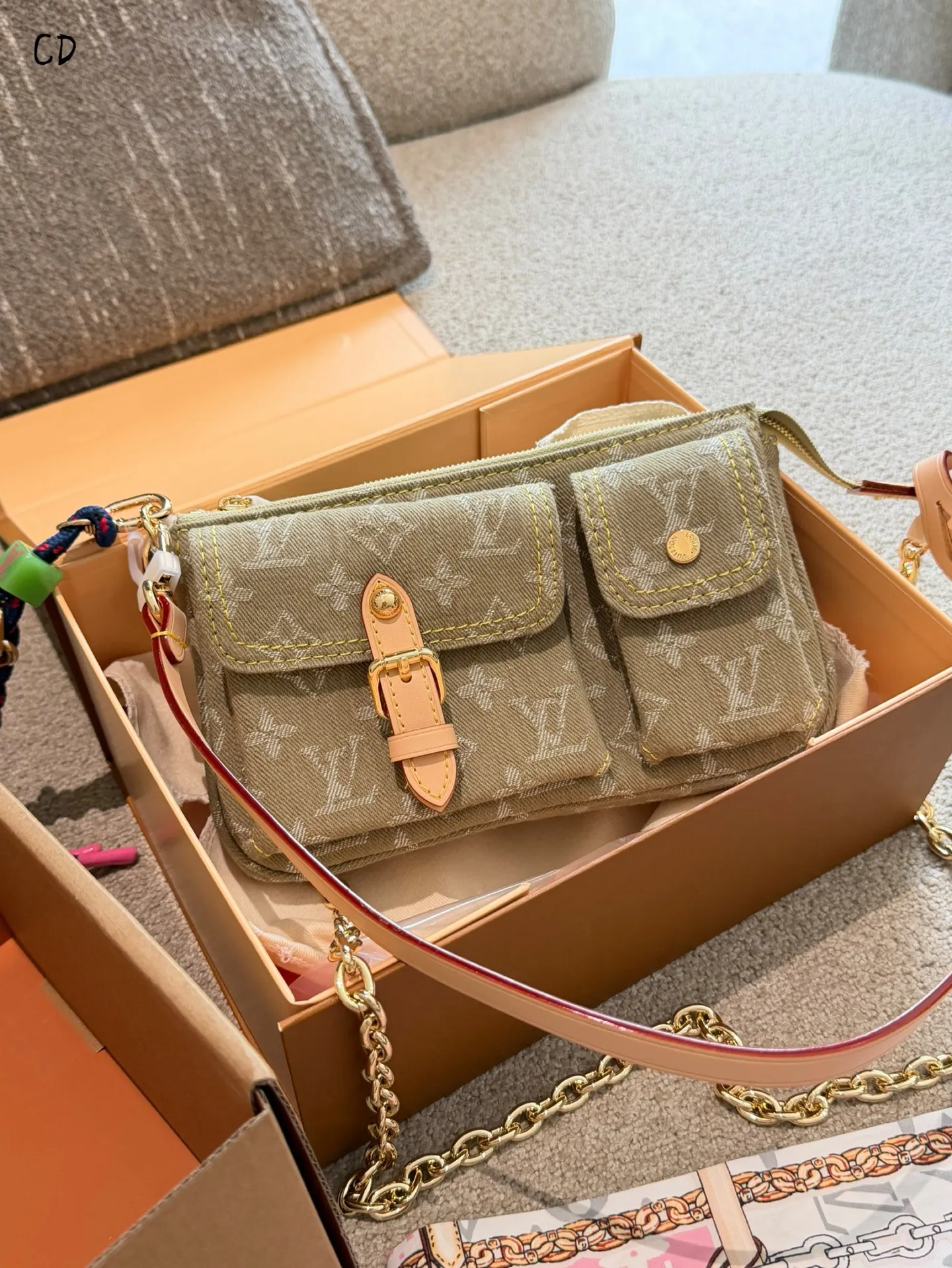 p175 LV丹宁CARGO手袋 👜LV丹宁CARGO手袋是2026丹宁系列新品,采用柔软牛仔布+经典Monogram老花,搭配天然牛皮饰边和金属扣件,复古又实用✨。正面双口袋设计,收纳力满分,肩带可调节,支持斜挎/单肩背,通勤休闲都OK!丹宁材质轻便耐用,容量大,日常出门超方便,是本季超火的热门单品🔥。