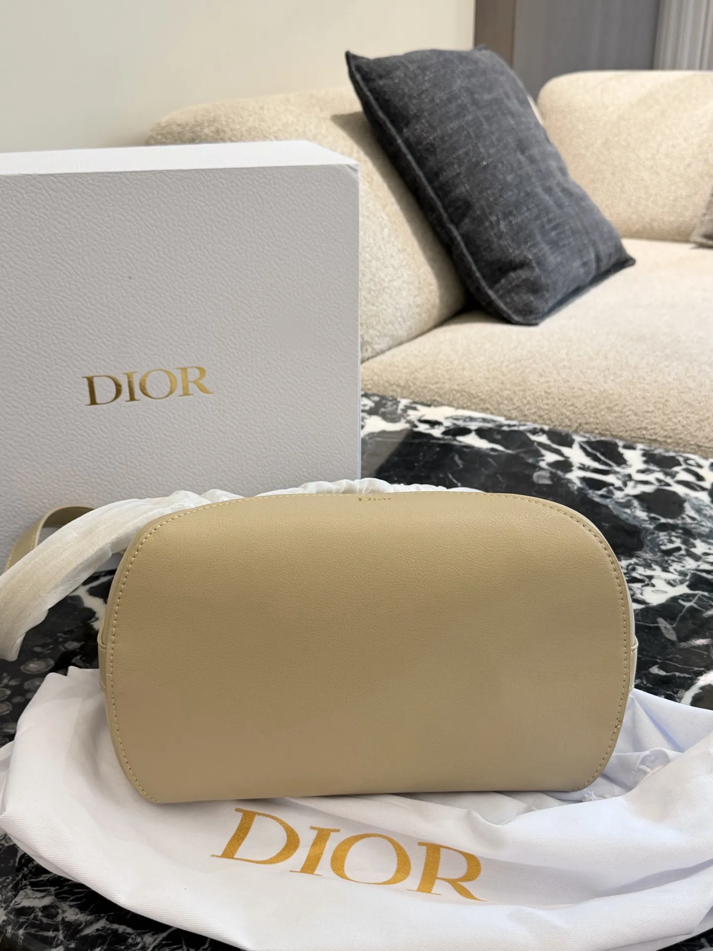 p250 Dior Diorbook手袋​​ 👜Dior Diorbook手袋采用优质小牛皮，触感细腻耐用，浅米色搭配白色褶皱肩带，简约优雅✨。弧形包身线条流畅，正面&ldquo;Dior&rdquo;标志低调精致。肩带可调节，支持手提或斜挎，日常通勤、休闲出行都很百搭。内部空间宽敞，手机、钱包、化妆品轻松收纳，实用又时髦，是Dior经典系列热门款！25&times;30