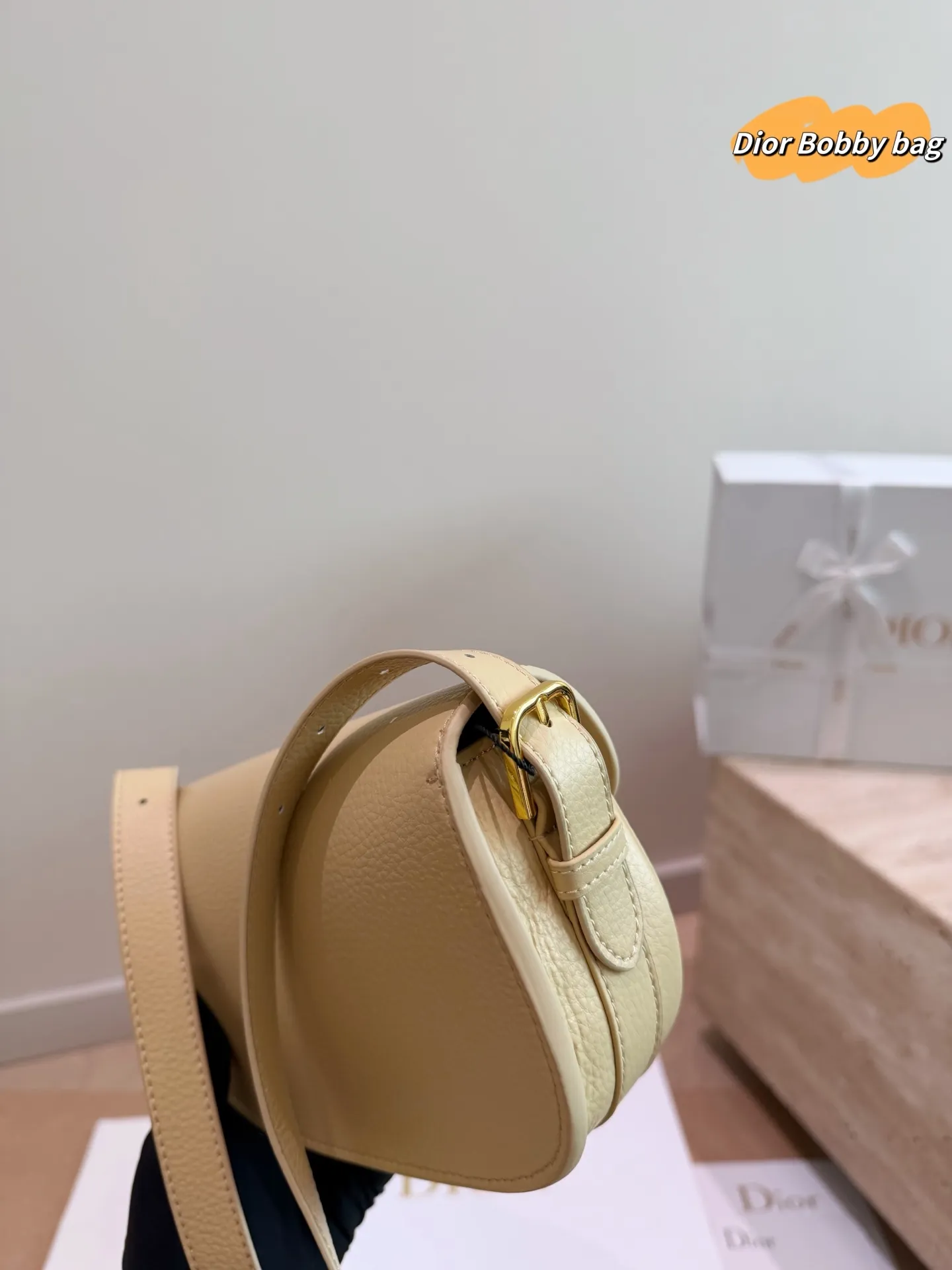 P205 配礼盒 Dior Bobby 新款马鞍包 现在预定爆了,baby同款 最新面料颜色,五金复古感,不易磨损 带有OBLIQUE印花和金属CD LOGO的款式! 这两个元素俨然已经成为新一代DIOR包包爆款的重要标志! 尺寸:20.13cm