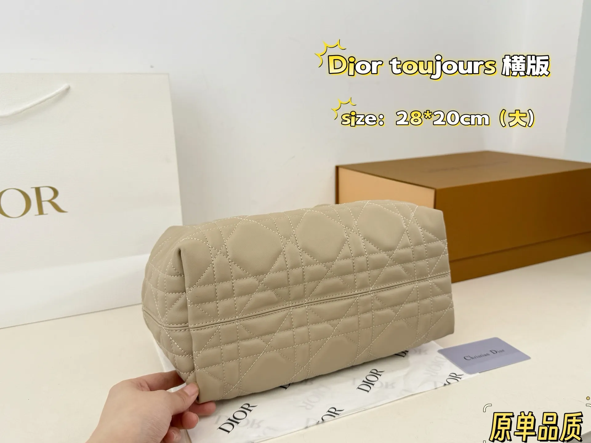 （折叠盒⚠️）纯皮p300 Dior toujours我愿称之为本季神作 Dior新款toujours这款包包真的有太多抓住我的点了巴首先它的包身非常的轻3 四其次它是选用非常柔软的牛皮拎着的舒适度也很好 s内里也是细节拉满容量也很大首 不仅如此还附带一个小钱袋关键是价格是真的香国四很符合年轻热向往自由说走就走的态度 尺寸大号 28 20
