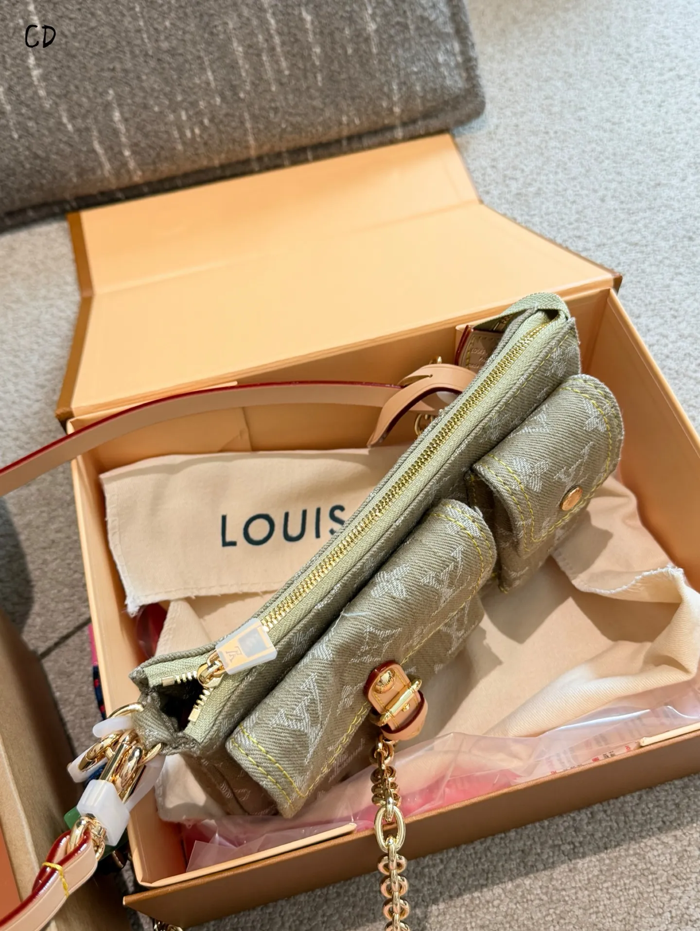 p175 LV丹宁CARGO手袋​​ 👜LV丹宁CARGO手袋是2026丹宁系列新品，采用柔软牛仔布+经典Monogram老花，搭配天然牛皮饰边和金属扣件，复古又实用✨。正面双口袋设计，收纳力满分，肩带可调节，支持斜挎/单肩背，通勤休闲都OK！丹宁材质轻便耐用，容量大，日常出门超方便，是本季超火的热门单品🔥。