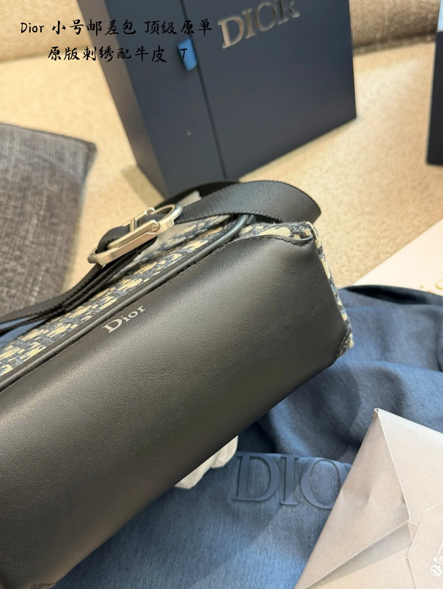 Dior斜挎包p210 顶级原单 🖤Dior斜挎包,经典Oblique老花图案,品牌辨识度超高!优质皮革+金属Logo,细节满分✨。尺寸适中,通勤休闲都能轻松驾驭,肩带可调节,单肩斜挎随心切换。内部空间合理,日常物品轻松收纳,实用又时髦,是Dior经典系列热门单品,时尚爱好者必入!20cm