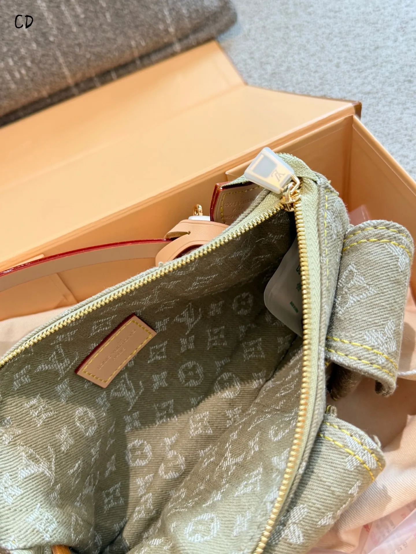p175 LV丹宁CARGO手袋​​ 👜LV丹宁CARGO手袋是2026丹宁系列新品，采用柔软牛仔布+经典Monogram老花，搭配天然牛皮饰边和金属扣件，复古又实用✨。正面双口袋设计，收纳力满分，肩带可调节，支持斜挎/单肩背，通勤休闲都OK！丹宁材质轻便耐用，容量大，日常出门超方便，是本季超火的热门单品🔥。