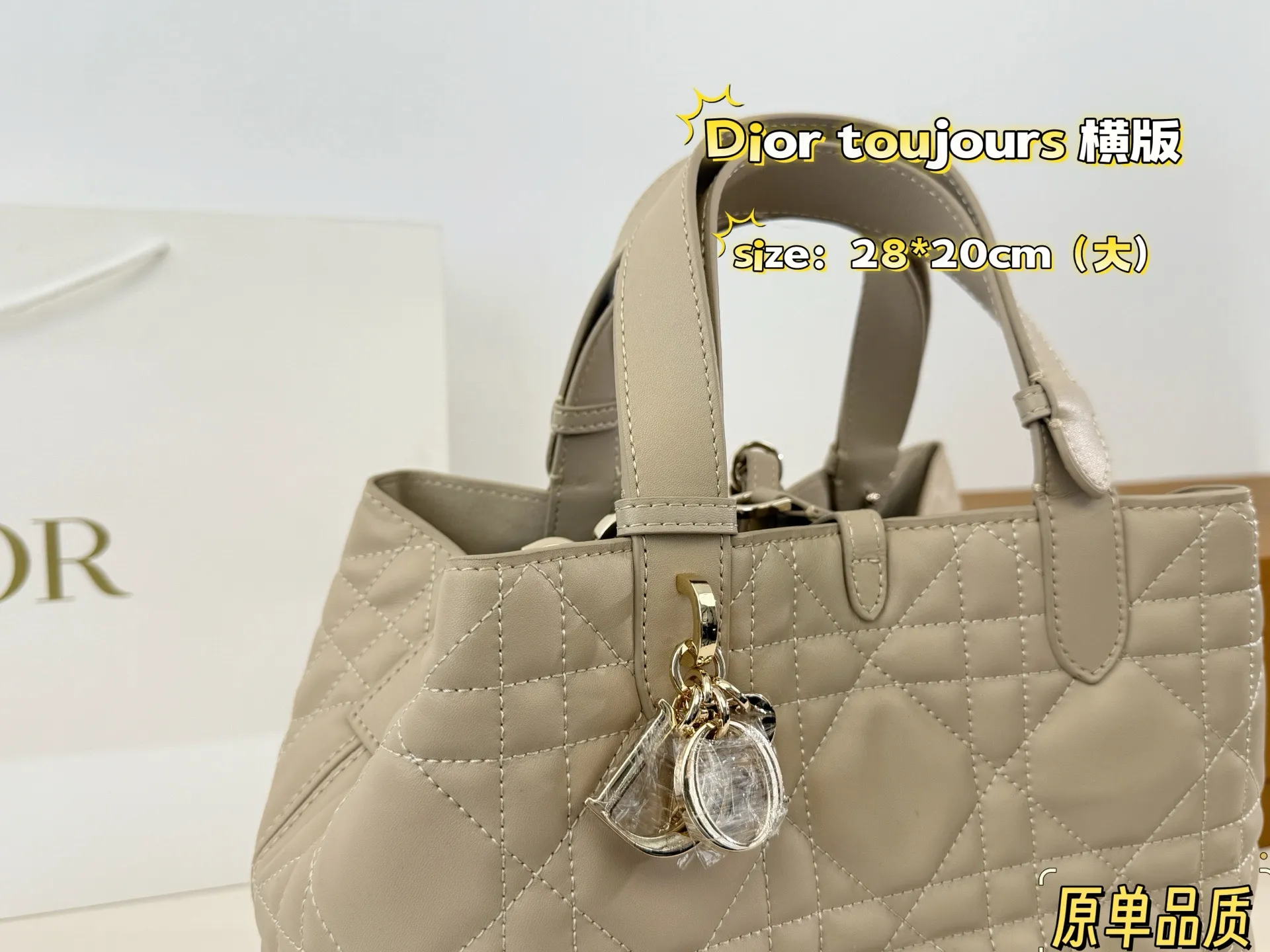 （折叠盒⚠️）纯皮p300 Dior toujours我愿称之为本季神作 Dior新款toujours这款包包真的有太多抓住我的点了巴首先它的包身非常的轻3 四其次它是选用非常柔软的牛皮拎着的舒适度也很好 s内里也是细节拉满容量也很大首 不仅如此还附带一个小钱袋关键是价格是真的香国四很符合年轻热向往自由说走就走的态度 尺寸大号 28 20