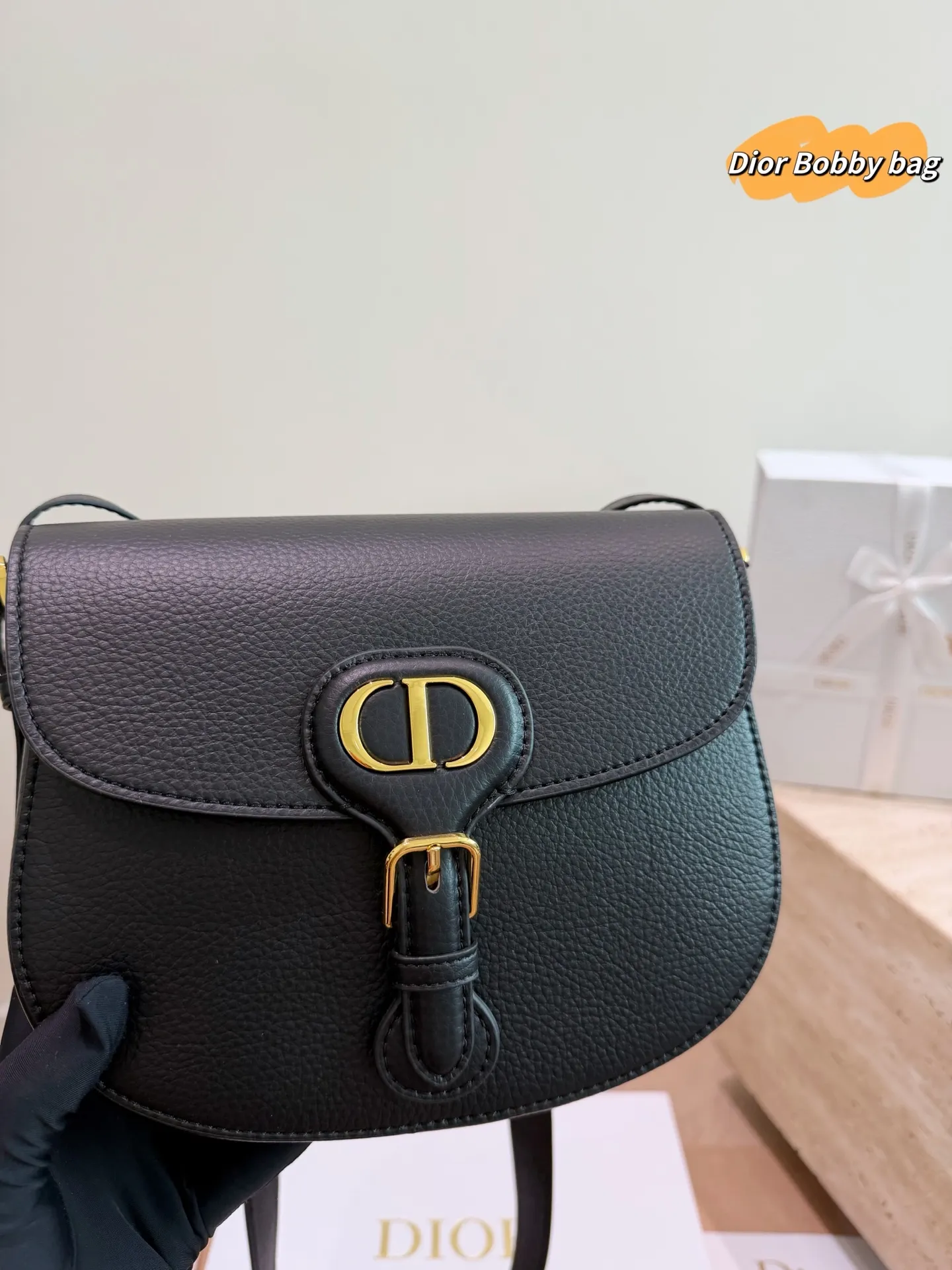 P210 配礼盒 Dior Bobby 新款马鞍包 现在预定爆了，baby同款 最新面料颜色，五金复古感，不易磨损 带有OBLIQUE印花和金属CD LOGO的款式！ 这两个元素俨然已经成为新一代DIOR包包爆款的重要标志！ 尺寸:22.18cm