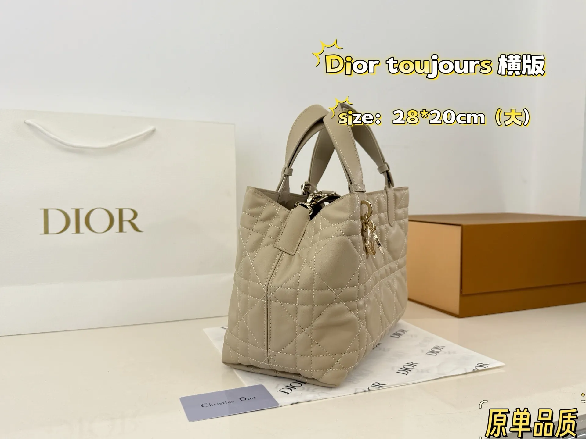 （折叠盒⚠️）纯皮p300 Dior toujours我愿称之为本季神作 Dior新款toujours这款包包真的有太多抓住我的点了巴首先它的包身非常的轻3 四其次它是选用非常柔软的牛皮拎着的舒适度也很好 s内里也是细节拉满容量也很大首 不仅如此还附带一个小钱袋关键是价格是真的香国四很符合年轻热向往自由说走就走的态度 尺寸大号 28 20