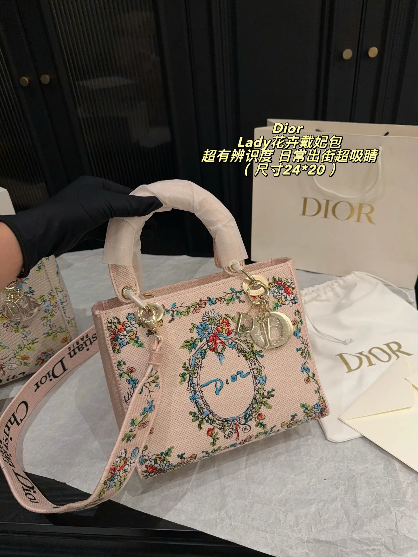 p295折叠盒⚠️尺寸24*20 迪奥Dior Lady Dior花卉手袋，粉色涂层帆布+复古花卉印花，中央&ldquo;Dior&rdquo;标志超有辨识度！金属吊饰+可调节肩带，手提斜挎都OK，日常出街或度假都能轻松驾驭✨。灵感来自法式浪漫，搭配清新服饰，优雅气质直接拉满！