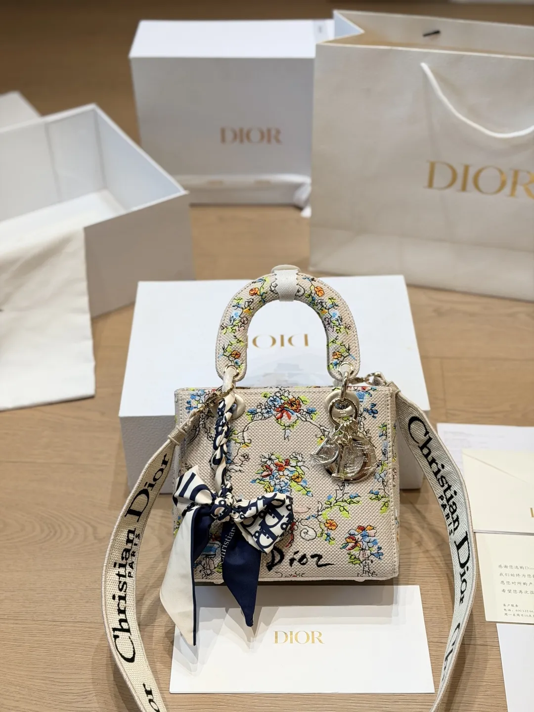 复刻版 原版布 p285（小号） Dior Lady D-Lite刺绣包 刺绣戴妃配斜挎带 D家最具有代表性的包包,拥有众多的粉丝~D家 lady D-Lite～诞生于20世纪90年代初,与戴安娜王妃有一段特殊的传奇,所以又被称为戴妃包最新款藤格纹刺绣戴妃包~精致度不止提升了一个档次开箱的仪式感~先来欣赏下视频~精致的如同艺术品这款包主打手工,每一个地方都是纯手工完成刺绣包边尤其是手柄处,感受到了吗 这款包特点全部立体感刺绣刺刺绣针数10万针以上,包包材质是意大利进口防水环保帆布 包包配有一款现在最流行的粗肩带,时尚感爆棚,休闲味道更浓郁~超百搭~容量很@,搭配翻盖设计,安全感十足 质感高级,配个大衣啥的太适合了,要有 包尺寸 20cm