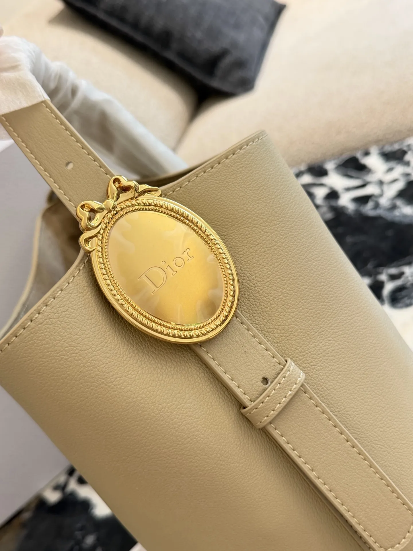 p250 Dior Diorbook手袋​​ 👜Dior Diorbook手袋采用优质小牛皮，触感细腻耐用，浅米色搭配白色褶皱肩带，简约优雅✨。弧形包身线条流畅，正面&ldquo;Dior&rdquo;标志低调精致。肩带可调节，支持手提或斜挎，日常通勤、休闲出行都很百搭。内部空间宽敞，手机、钱包、化妆品轻松收纳，实用又时髦，是Dior经典系列热门款！25&times;30