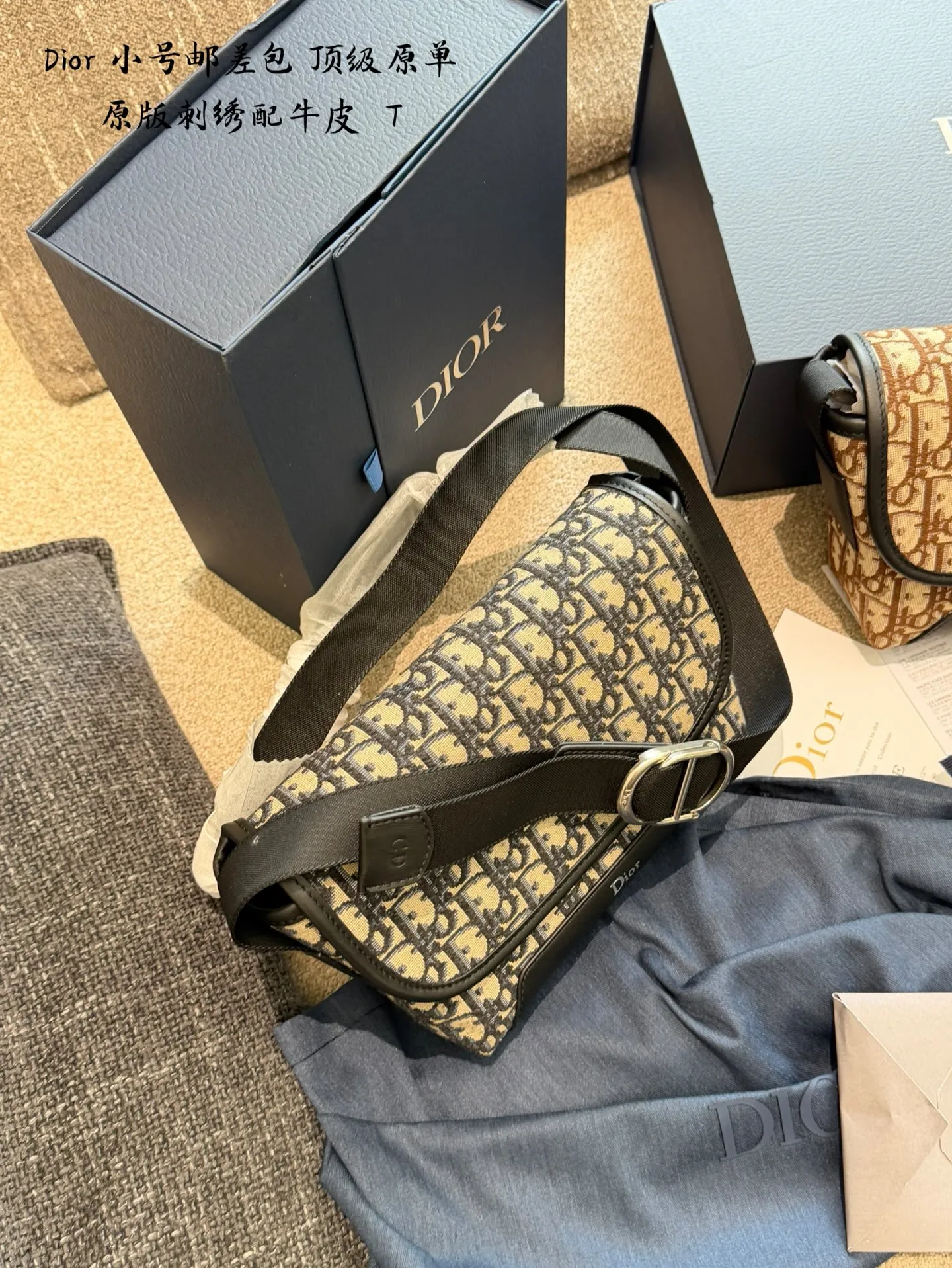 Dior斜挎包​​p210 顶级原单 🖤Dior斜挎包，经典Oblique老花图案，品牌辨识度超高！优质皮革+金属Logo，细节满分✨。尺寸适中，通勤休闲都能轻松驾驭，肩带可调节，单肩斜挎随心切换。内部空间合理，日常物品轻松收纳，实用又时髦，是Dior经典系列热门单品，时尚爱好者必入！20cm