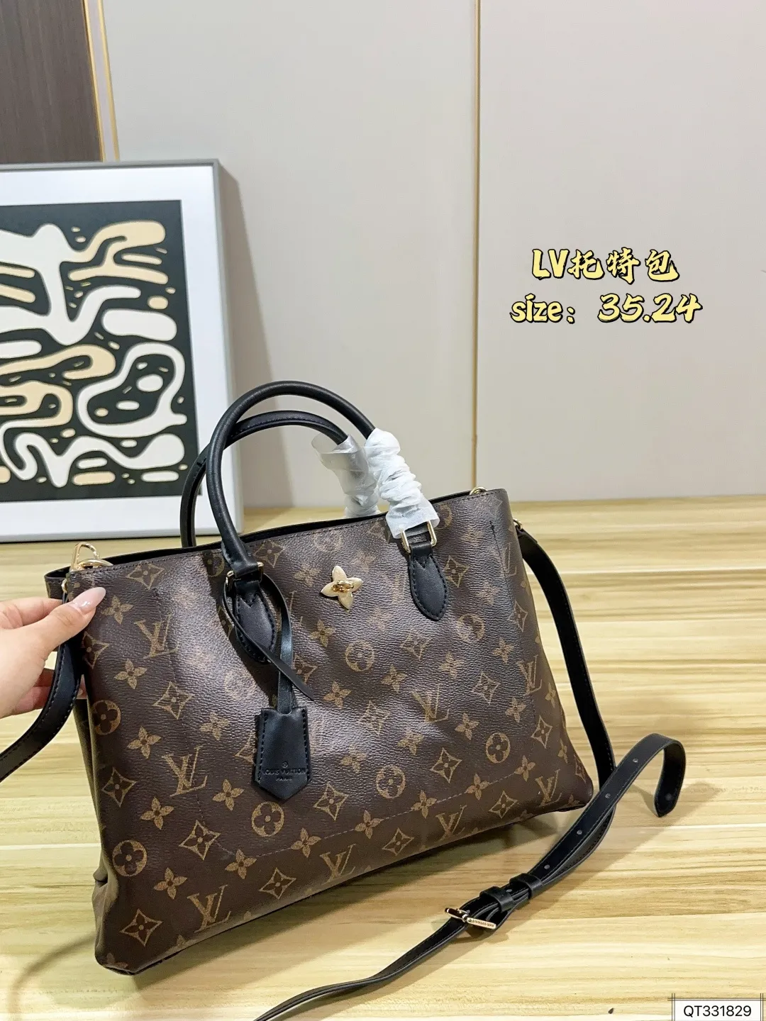 💰145 LV托特包 超火的Tote托特包,日常通勤都非常可会越用越喜欢的一款,值得入手 尺寸35.24