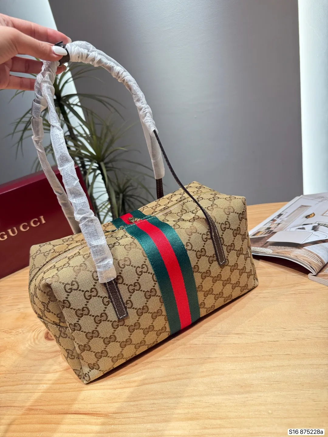 P130酷奇 Gucci Ophidia系列波士顿包 👜Gucci Ophidia波士顿包,经典米色乌木GG Supreme帆布+红绿织带,复古又时髦✨。包型软挺,容量适中,通勤出街都OK!内部空间合理,日常小物轻松收纳,实用又百搭,是Gucci标志性设计,怎么搭都好看! 尺寸29 15 货号875228