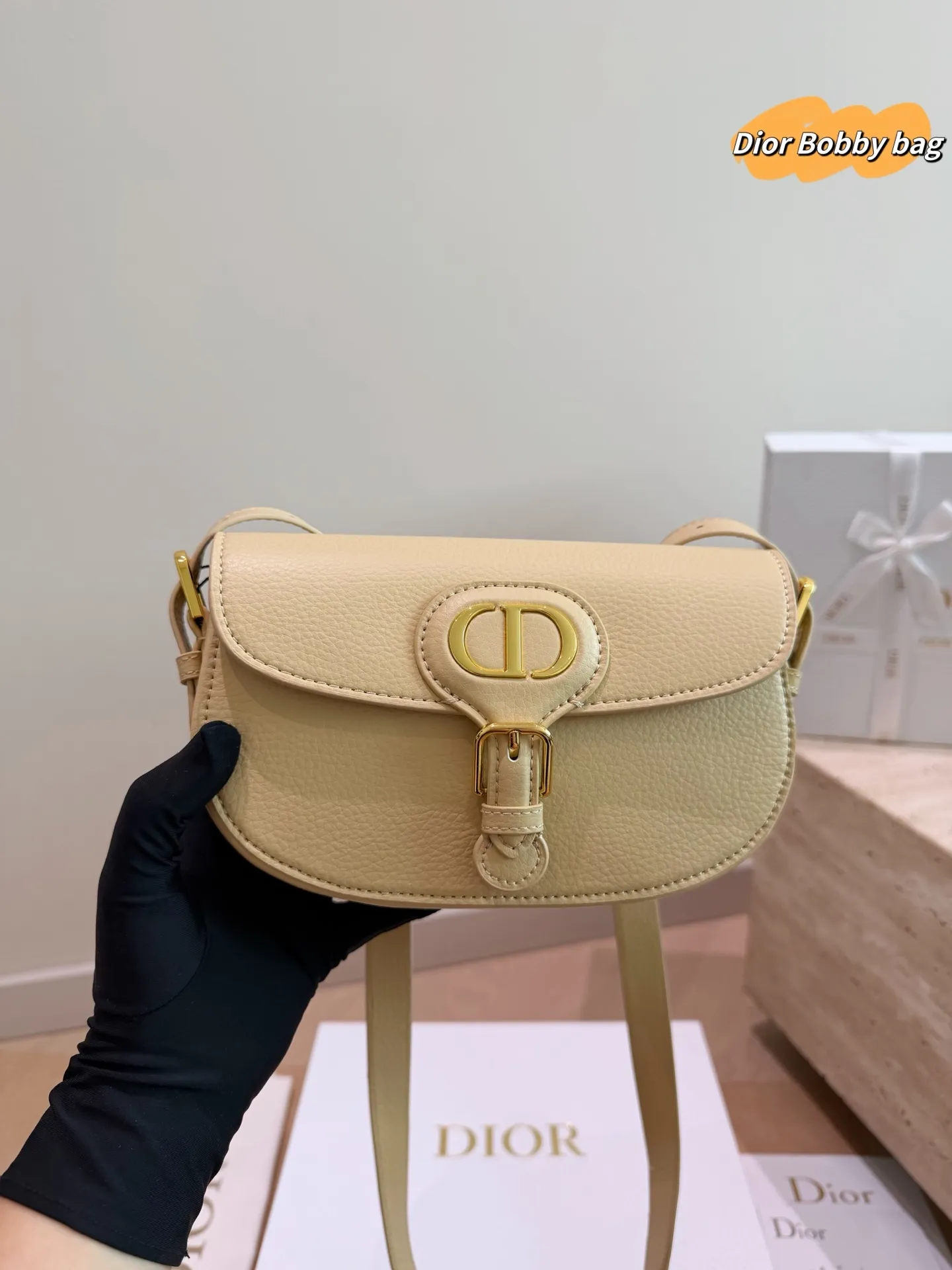 P205 配礼盒 Dior Bobby 新款马鞍包 现在预定爆了，baby同款 最新面料颜色，五金复古感，不易磨损 带有OBLIQUE印花和金属CD LOGO的款式！ 这两个元素俨然已经成为新一代DIOR包包爆款的重要标志！ 尺寸:20.13cm
