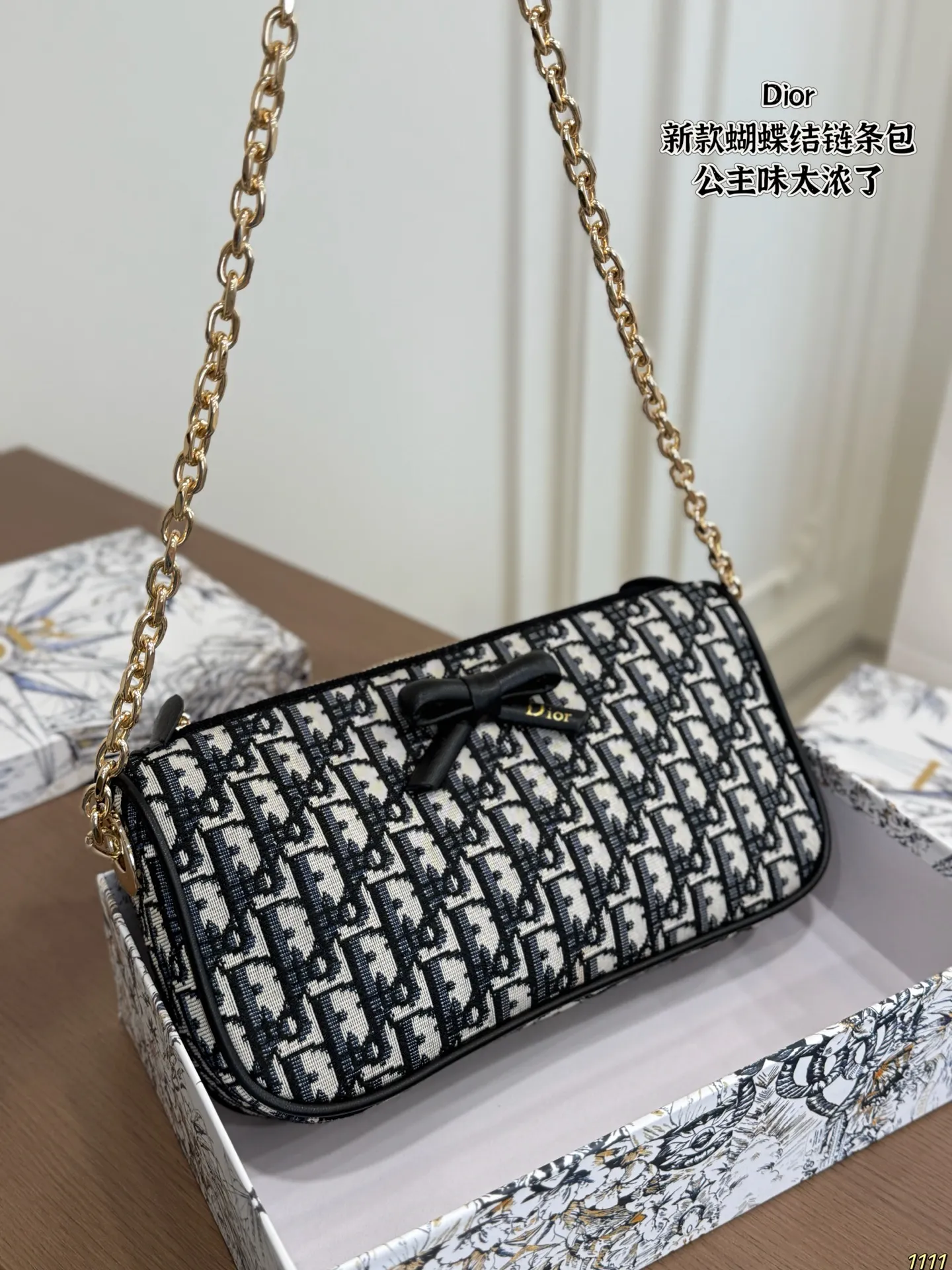 &yen;140配盒 迪奥Dior新款蝴蝶结法棍链条包 老花的公主味太浓了 经典oblique加黑色皮质蝴蝶结🎀 迪奥今年的少女感拉满啦🈵！ 谁背谁是人间富贵花🌺 这只链条小包可以说是开年性价比之王👑 百搭小能手！ 尺寸26 14