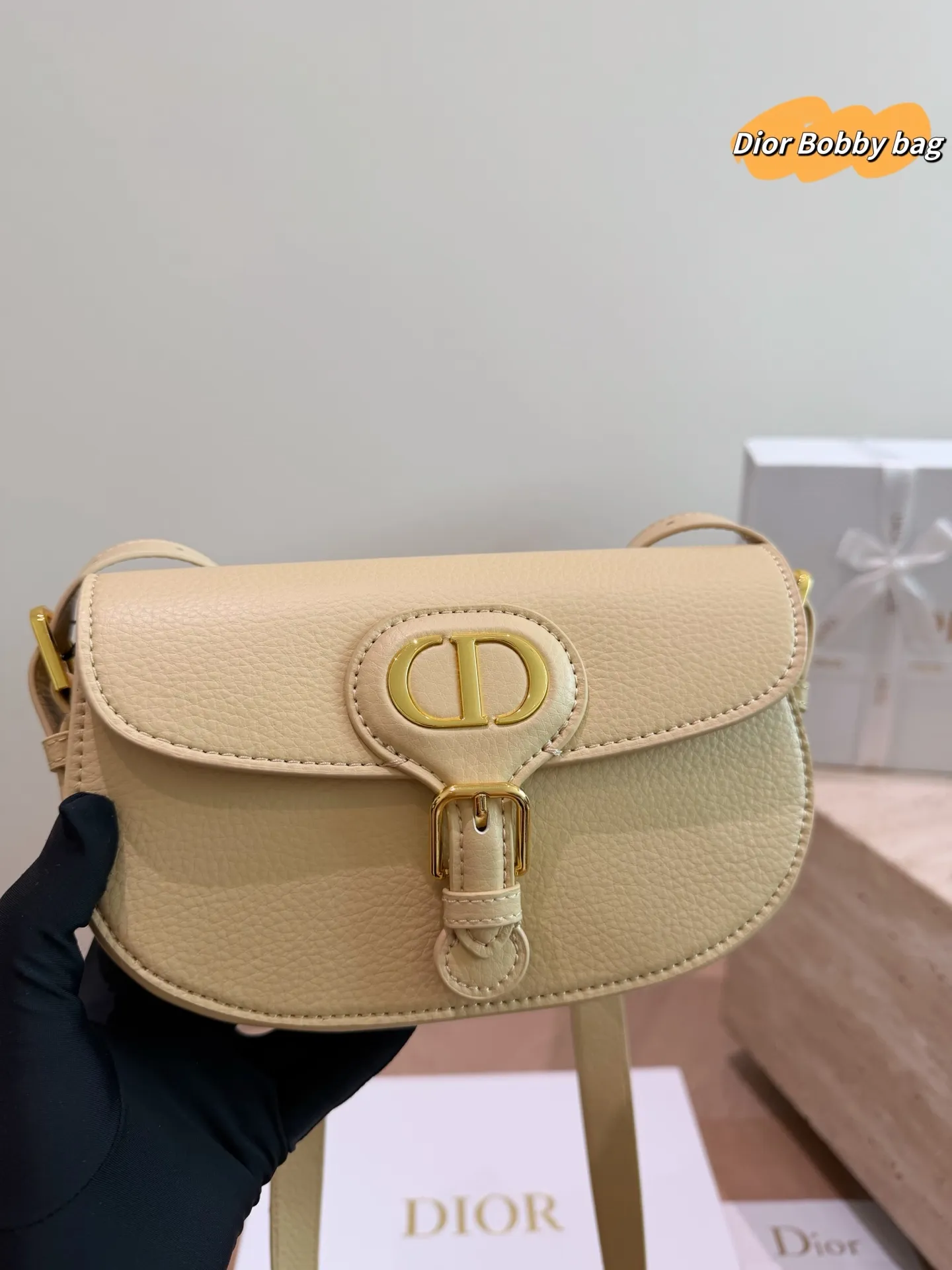 P205 配礼盒 Dior Bobby 新款马鞍包 现在预定爆了，baby同款 最新面料颜色，五金复古感，不易磨损 带有OBLIQUE印花和金属CD LOGO的款式！ 这两个元素俨然已经成为新一代DIOR包包爆款的重要标志！ 尺寸:20.13cm