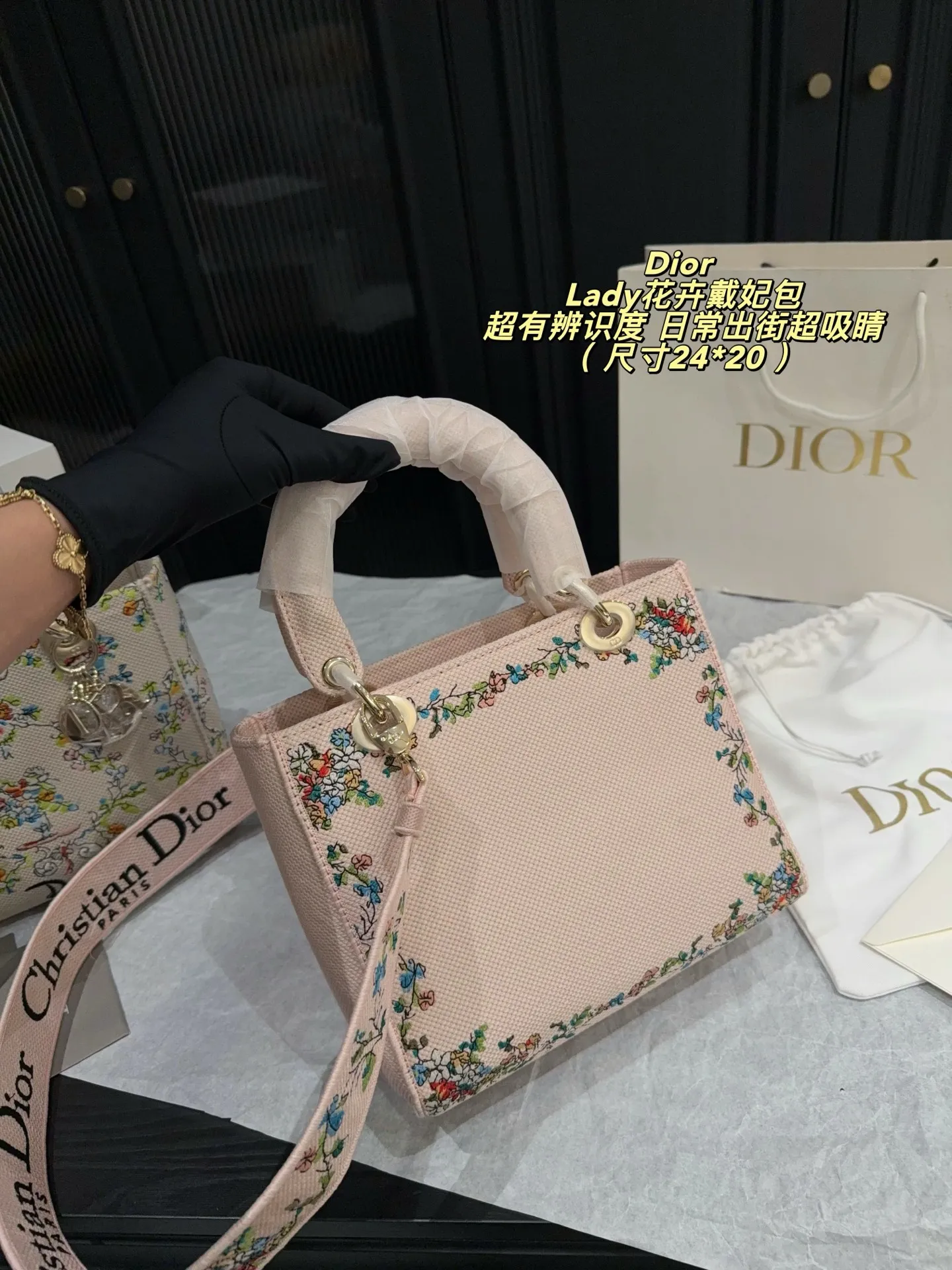 p295折叠盒⚠️尺寸24*20 迪奥Dior Lady Dior花卉手袋,粉色涂层帆布+复古花卉印花,中央“Dior”标志超有辨识度!金属吊饰+可调节肩带,手提斜挎都OK,日常出街或度假都能轻松驾驭✨。灵感来自法式浪漫,搭配清新服饰,优雅气质直接拉满!