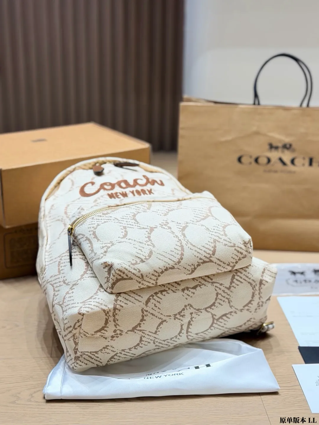 原单版本 p205 Coach丹宁牛仔双肩包​​ 🖤Coach这款丹宁牛仔双肩包，黑色帆布+金色刺绣Logo，简约又有辨识度✨。能装下13-14寸笔记本，通勤、学生党、短途旅行都超实用！肩带可调节，背起来很舒服，男女都能背，轻便耐用，性价比高，日常出街必备！ 尺寸 38 30cm